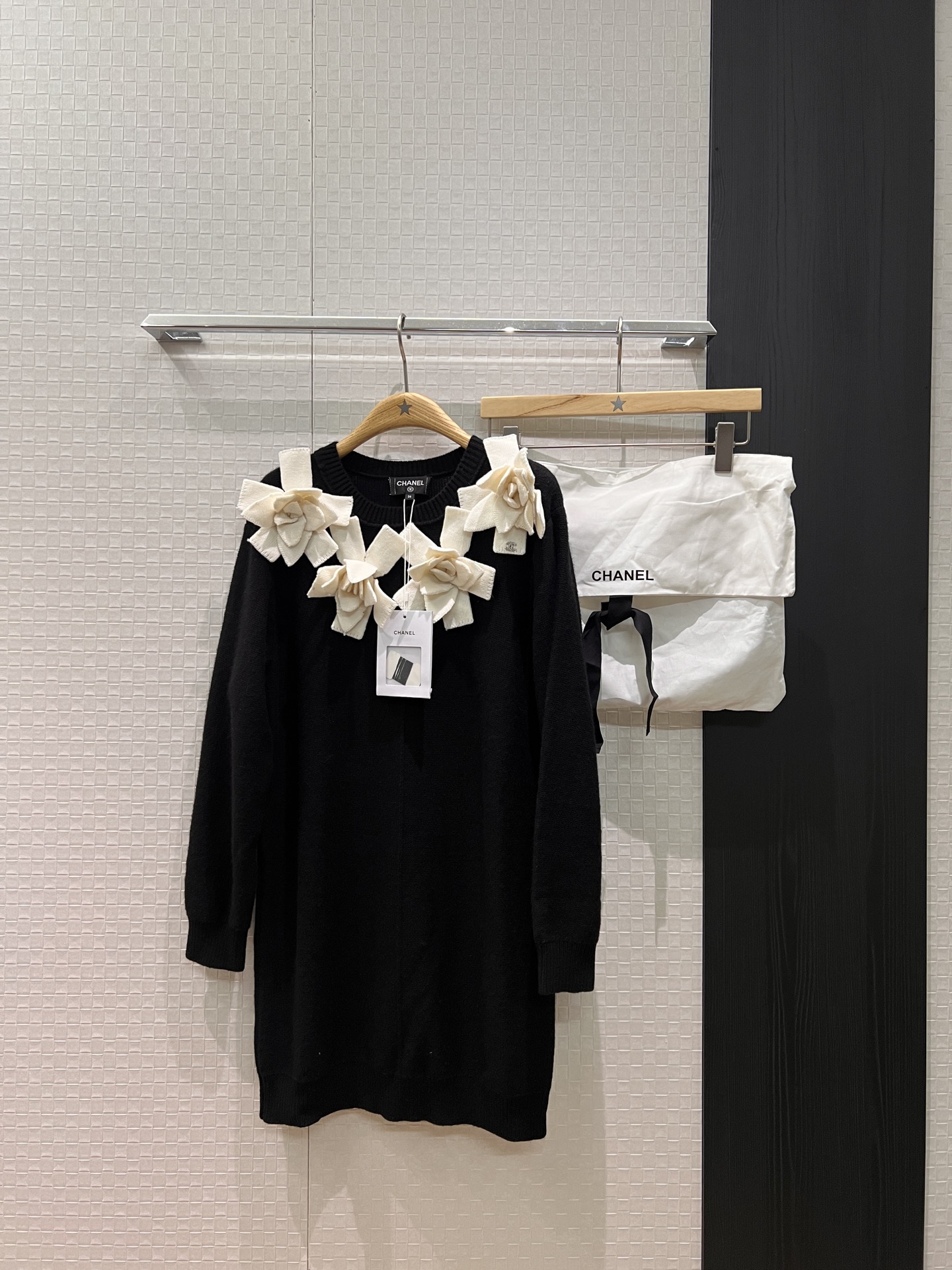 NO:566184,New gold and high silver same style 25K three-dimensional flower white bow sweater dress Knitted dress decorated with diamond small logo logo Temperament that reduces age, sweetness and versatility Delivery storage bag cloth bag SML,,skirts,sweaters,alexander wang19860909新款金高银同款 25K 立体花朵白色蝴蝶结毛衣裙 针织连衣裙镶钻小logo标志装饰 气质减龄甜美百搭 配送收纳袋布包 SML,,skirts,sweaters,alexander wang,Women's clothing