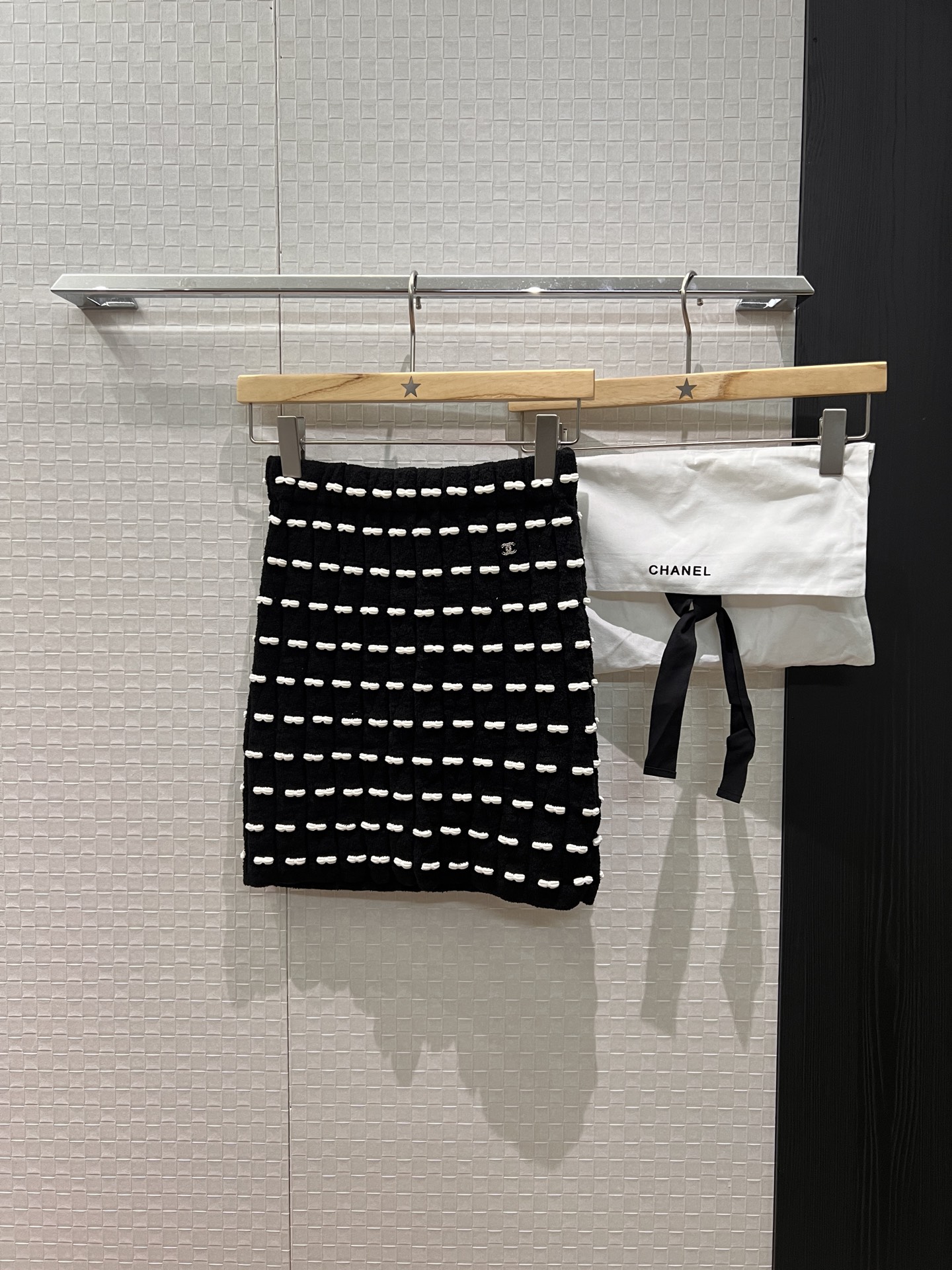 NO:566196,New 25K three-dimensional small bow jacquard knitted skirt. Can be worn with the same top with small double C logo decoration. Slim-fitting, sweet and versatile. Black and white. Delivery storage bag cloth bag. SML,,skirts,alexander wang19860909新款25K 立体小蝴蝶结提花针织半裙 可搭同款上衣小双C标志装饰 修身显瘦甜美百搭 黑色白色 配送收纳袋布包 SML,,skirts,alexander wang,Women's clothing