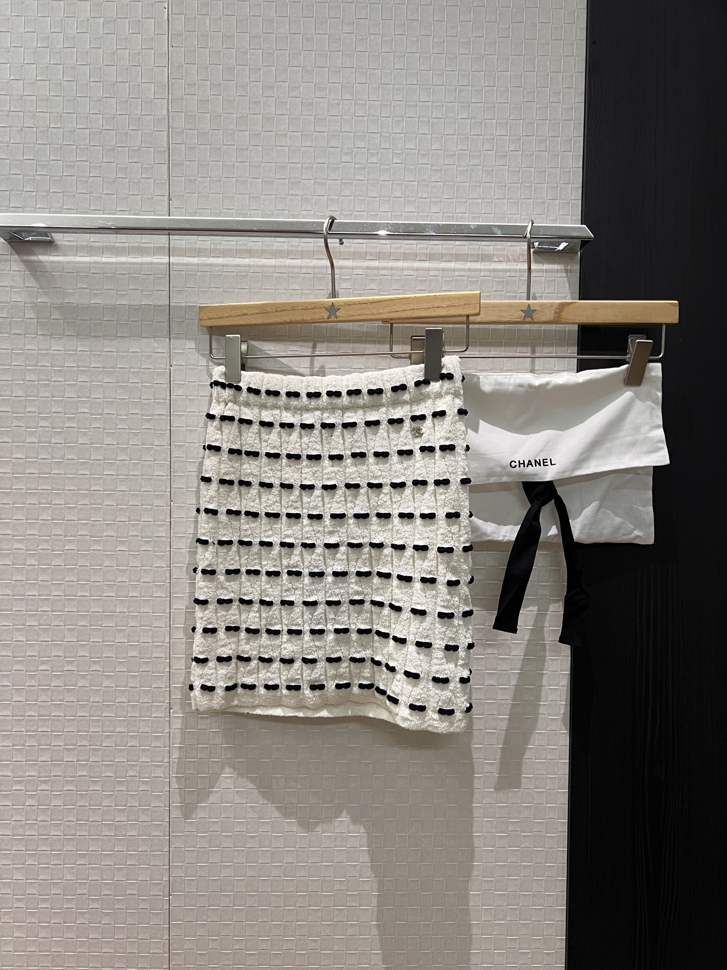 NO:566156,New 25K three-dimensional small bow jacquard knitted skirt. Can be worn with the same top with small double C logo decoration. Slim-fitting, sweet and versatile. Black and white. Delivery storage bag cloth bag. SML,,skirts,alexander wang19860909新款25K 立体小蝴蝶结提花针织半裙 可搭同款上衣小双C标志装饰 修身显瘦甜美百搭 黑色白色 配送收纳袋布包 SML,,skirts,alexander wang,Women's clothing