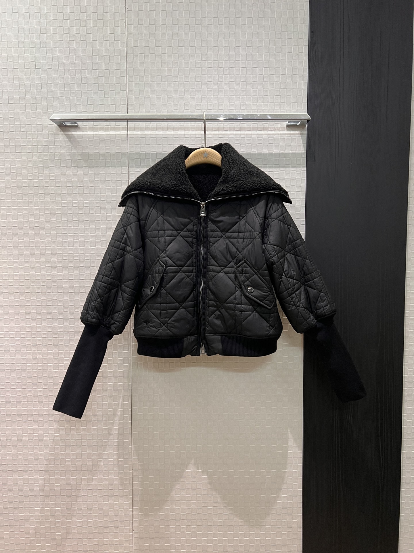 NO:566165,New arrival navy collar, cannage pattern teddy fur large lapel short, cotton jacket, spliced ​​ribbed long sleeves and cuffs, classic embroidered cd bee, fashionable and warm, double zipper, age-reducing and versatile black and white SML,,jackets & coats,alexander wang19860909新款来袭海军领 藤格纹泰迪毛毛大翻领短款 棉服外套 拼接罗纹长袖束口 经典刺绣cd小蜜蜂 时尚保暖 双拉链 减龄百搭黑色白色 SML,,jackets & coats,alexander wang,Women's clothing