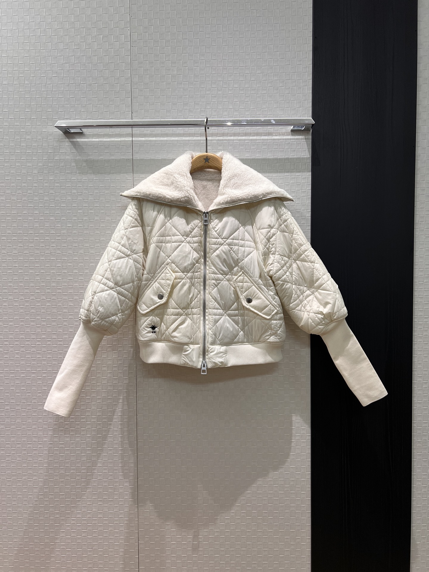 NO:566173,New arrival navy collar, cannage pattern teddy fur large lapel short, cotton jacket, spliced ​​ribbed long sleeves and cuffs, classic embroidered cd bee, fashionable and warm, double zipper, age-reducing and versatile black and white SML,,jackets & coats,alexander wang19860909新款来袭海军领 藤格纹泰迪毛毛大翻领短款 棉服外套 拼接罗纹长袖束口 经典刺绣cd小蜜蜂 时尚保暖 双拉链 减龄百搭黑色白色 SML,,jackets & coats,alexander wang,Women's clothing