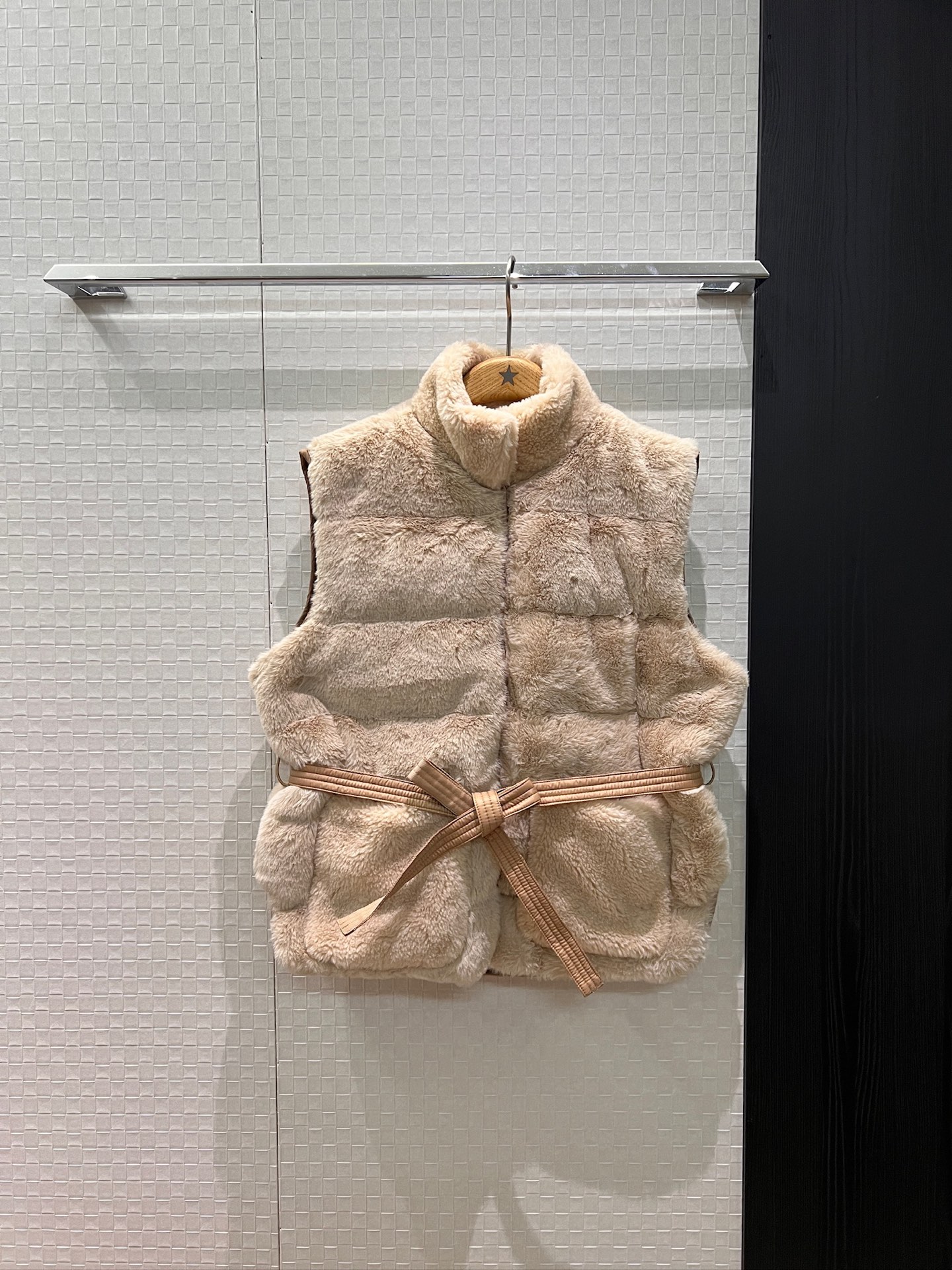 NO:566185,Comes with dust bag, new type of muzzle, plush down stand-up collar vest jacket with logo badge decoration on the back, with belt decoration, waist adjustment, slimming and versatile, warm and age-reducing, cute and casual, khaki white 1-4,,Moncler,jackets & coats,down jacket,alexander wang19860909配防尘袋新款蒙口 毛毛羽绒立领马甲外套背后logo徽章装饰 搭配腰带装饰收腰调节显瘦百搭 保暖减龄 可爱休闲 卡其白色 1-4,,Moncler,jackets & coats,down jacket,alexander wang,Women's clothing