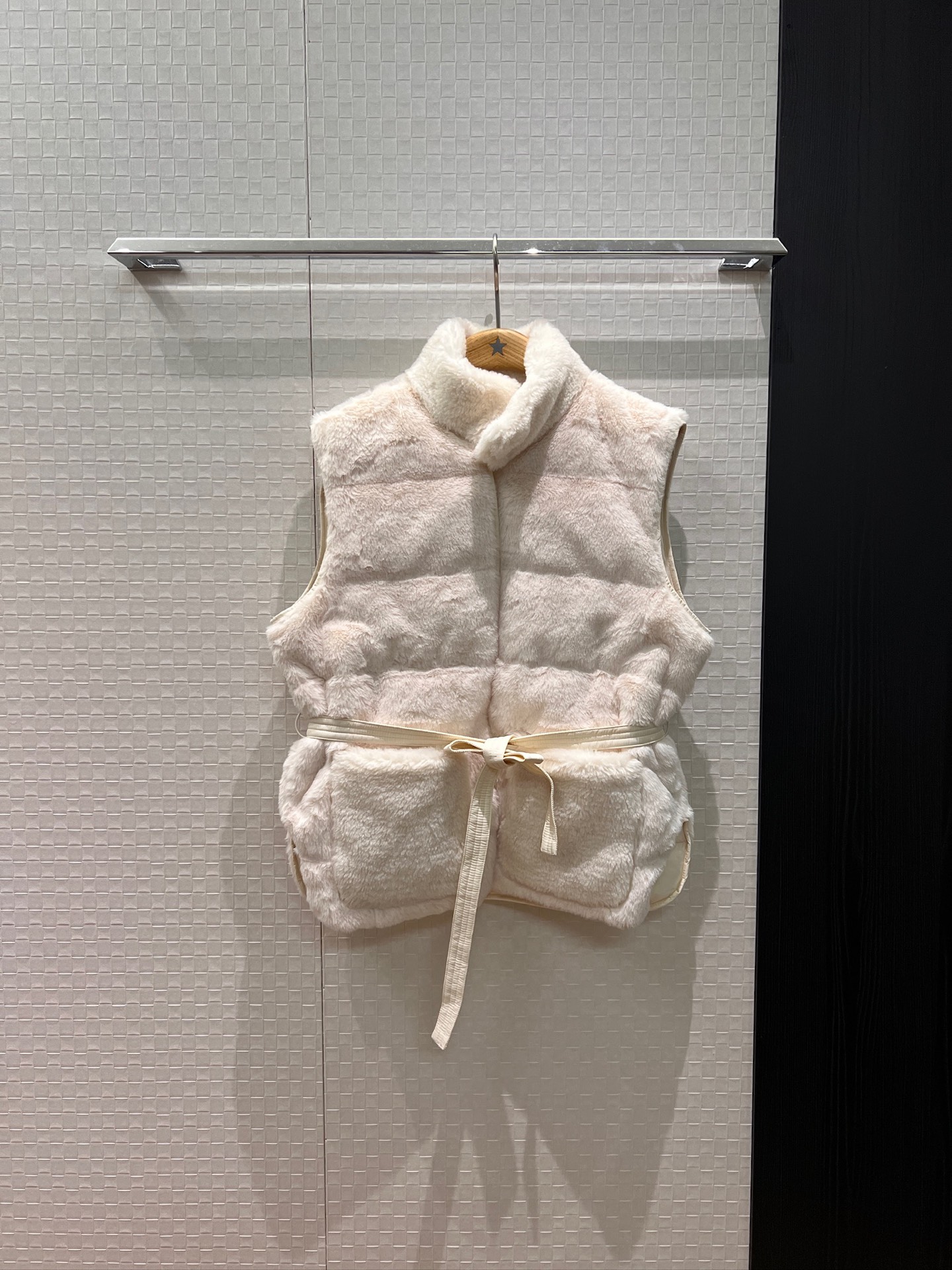 NO:566197,Comes with dust bag, new type of muzzle, plush down stand-up collar vest jacket with logo badge decoration on the back, with belt decoration, waist adjustment, slimming and versatile, warm and age-reducing, cute and casual, khaki white 1-4,,Moncler,jackets & coats,down jacket,alexander wang19860909配防尘袋新款蒙口 毛毛羽绒立领马甲外套背后logo徽章装饰 搭配腰带装饰收腰调节显瘦百搭 保暖减龄 可爱休闲 卡其白色 1-4,,Moncler,jackets & coats,down jacket,alexander wang,Women's clothing