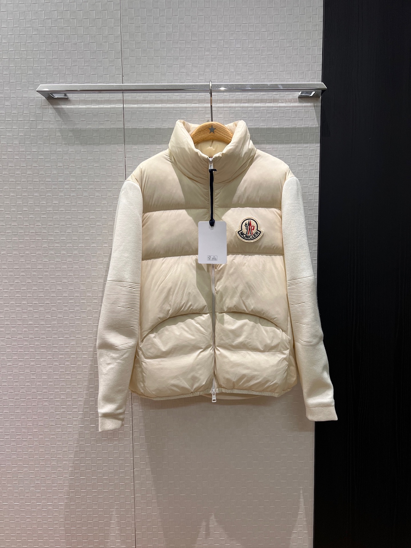 NO:566217,Comes with dust bag, autumn and winter new style muzzled, knitted splicing design, stand-collar down jacket, classic big logo decoration on the chest, loose, warm, fashionable and slim, casual and versatile, 90 goose down and 10 feathers, can be worn by men and women, black and white 1-5,,Moncler,jackets & coats,down jacket,alexander wang19860909配防尘袋秋冬新款蒙口 针织拼接设计立领羽绒服外套 胸前经典大标logo装饰 宽松保暖时尚显瘦 休闲百搭 90鹅羽绒10羽毛男女可穿 黑色白色 1-5,,Moncler,jackets & coats,down jacket,alexander wang,Women's clothing