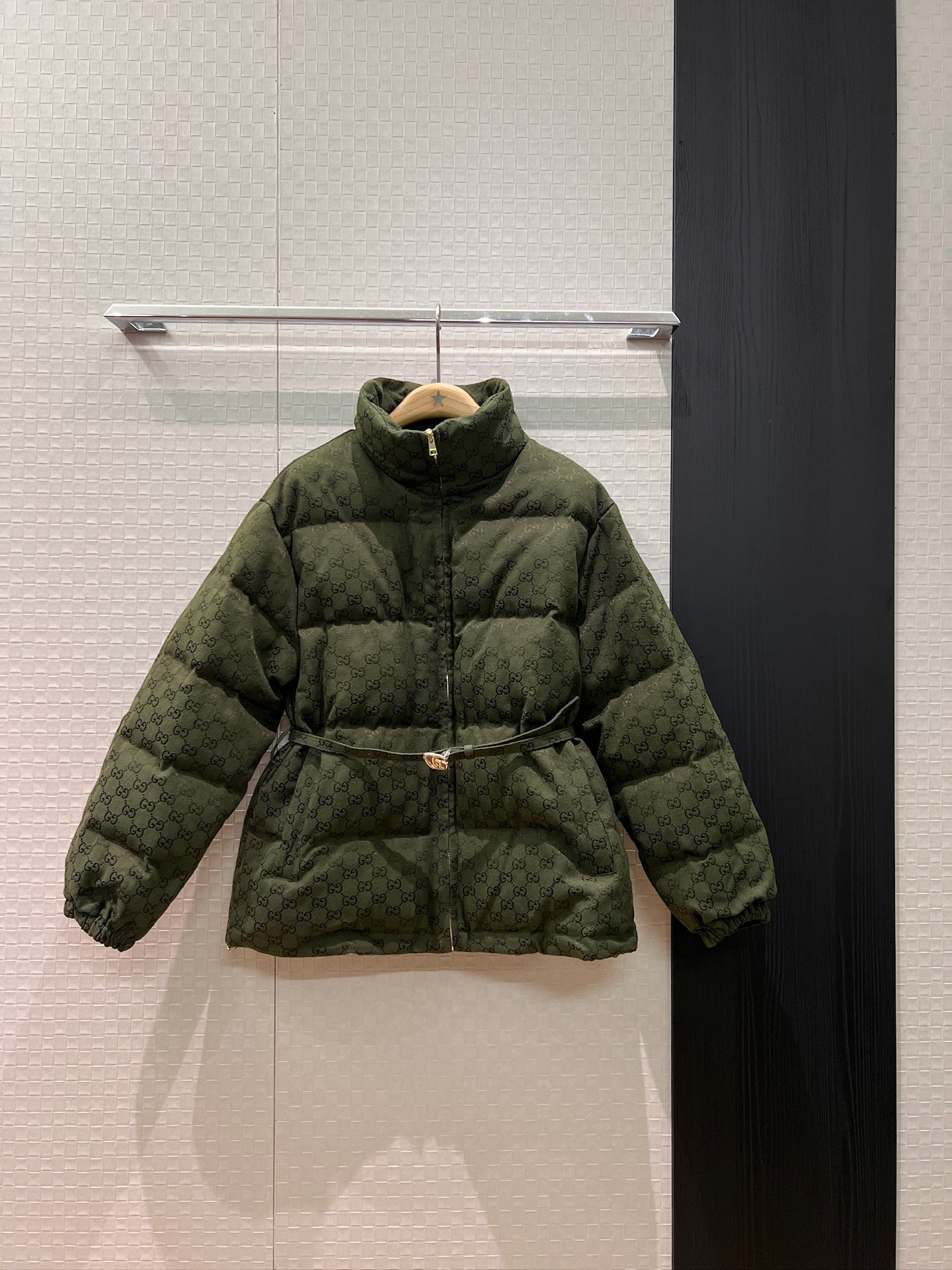 NO:567265,Comes with dust bag, new dark green dyeing for autumn and winter, double G jacquard turtleneck down jacket, delivered with double G belt to tighten the waist, loose and casual, fashionable and versatile, 90 down and 10 feathers with dust bag SML,,jackets & coats,down jacket,alexander wang19860909配防尘袋秋冬新款墨绿色定染 双G提花高领羽绒服外套 配送双G腰带收腰面包服 宽松休闲 时尚百搭 90羽绒10羽毛配防尘袋 SML,,jackets & coats,down jacket,alexander wang,Women's clothing