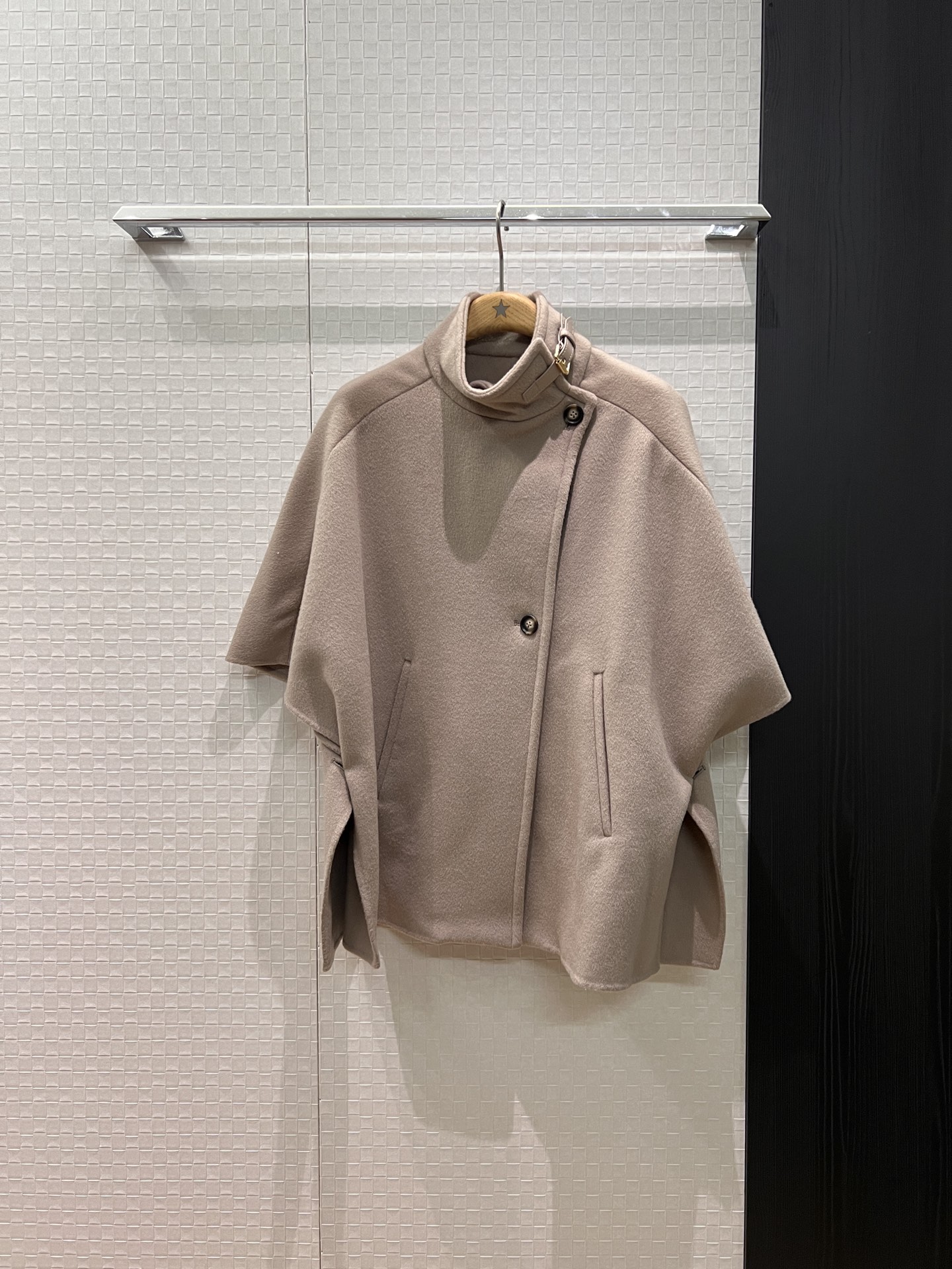 NO:567351,New style stand-up collar, high collar, asymmetrical wool cloak, collar decorated with belt, buttons slit on both sides, pockets, fashionable brand, casual and versatile SML,,alexander wang19860909新款立领高领不对称羊毛呢斗篷衣领系皮带装饰 两侧扣子开叉 有口袋时尚大牌 休闲百搭 SML,,alexander wang,Women's clothing