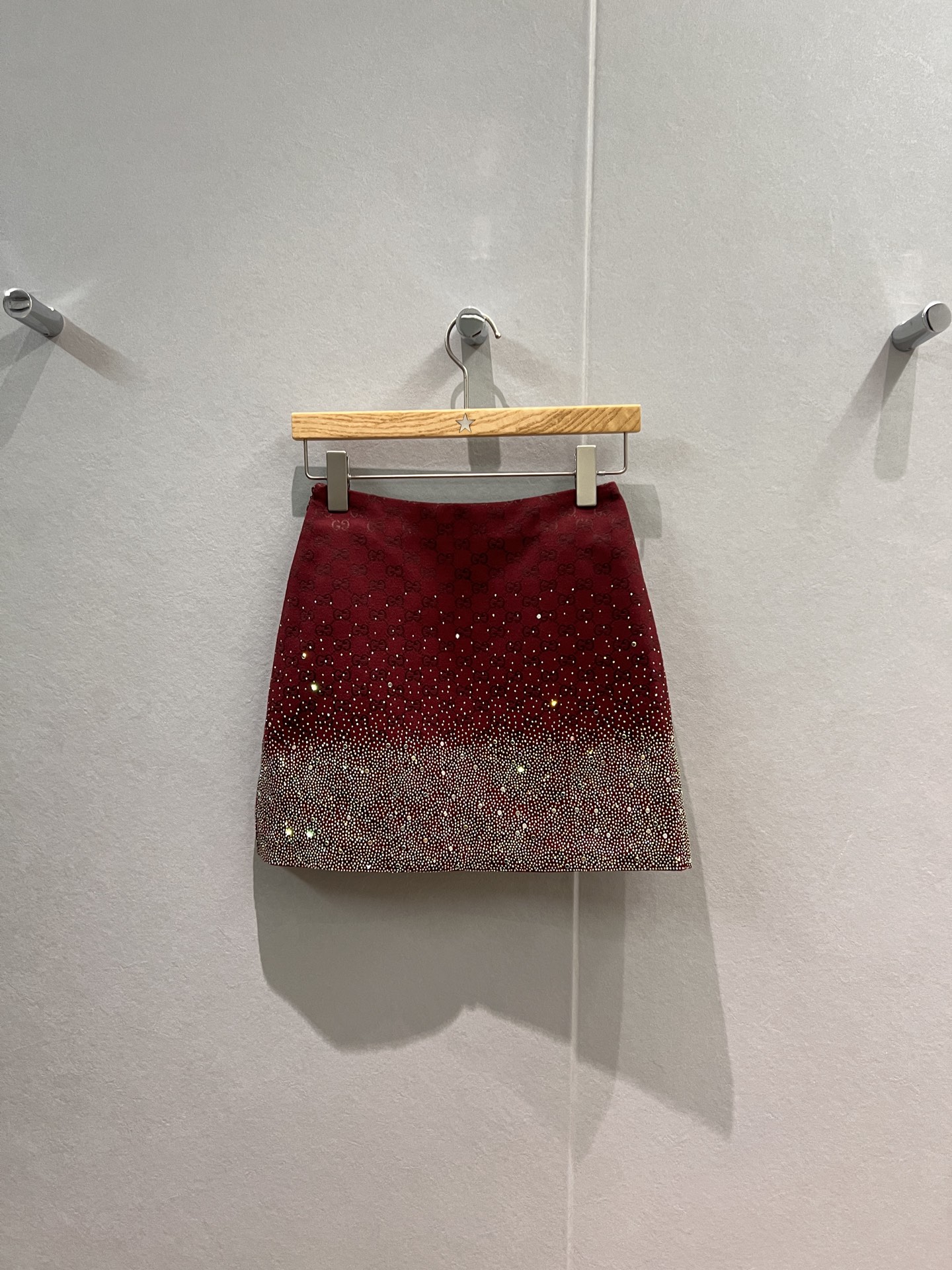 NO:567342,New gradient hot diamond custom dyed double G quilted skirt A-line bag with pockets on both sides of the hips. Pair it with a shirt and the same jacket. Elegant. Exquisite and warm. Dark green and burgundy. SML,,skirts,jackets & coats,alexander wang19860909新款渐变烫钻定染双G夹棉半裙 A字包臀两侧有口袋 搭衬衣搭同款外套优雅气质 精致保暖 墨绿酒红 SML,,skirts,jackets & coats,alexander wang,Women's clothing