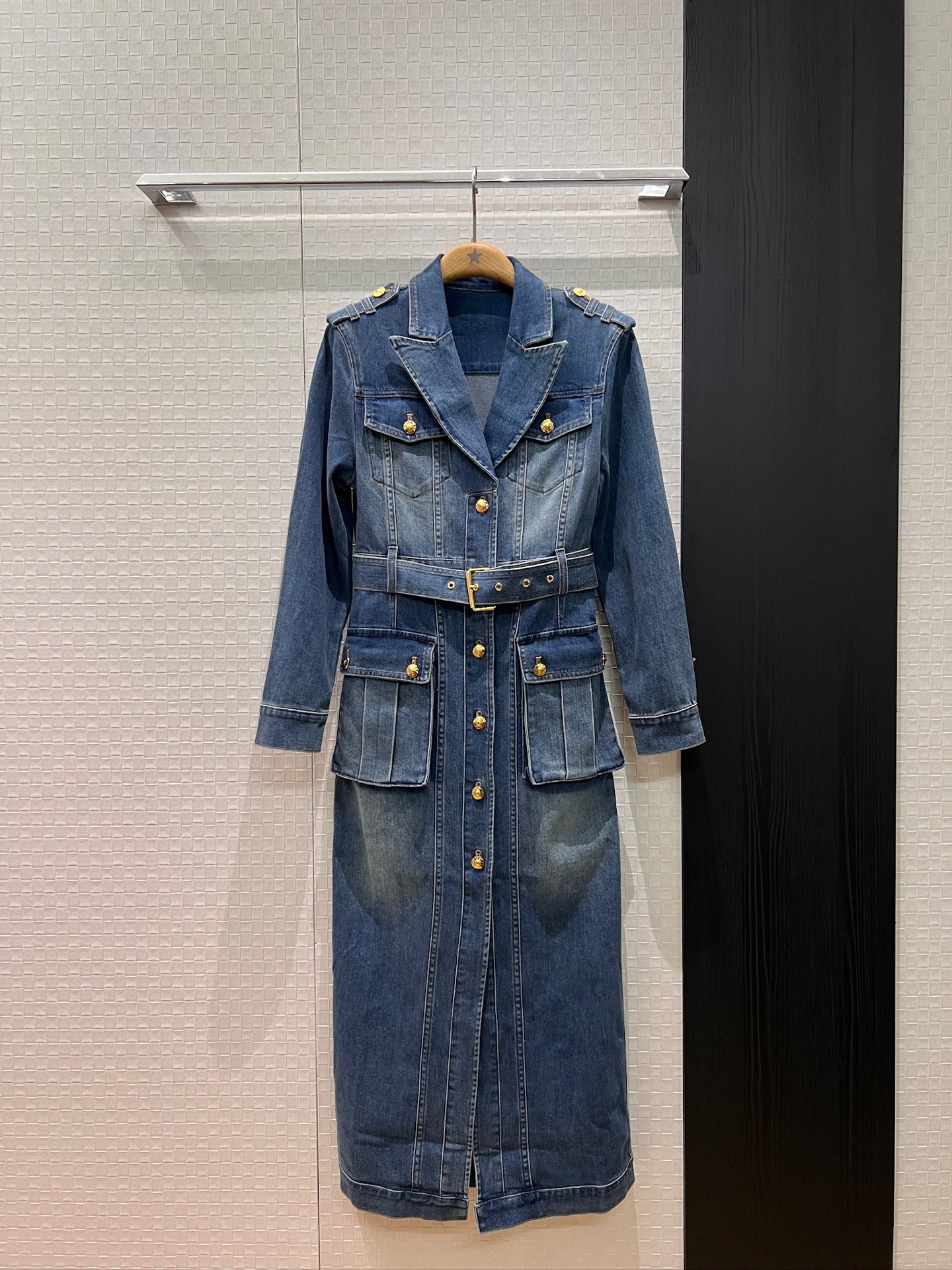 NO:567361,The new style is coming. The same style as Yao Chen and Song Yunhua. Gold buckle epaulette design. Retro washed denim long skirt. Work style long skirt with thin shoulder pads. Belt. Slim and slim. Elegant temperament. SML,,skirts,alexander wang19860909新款来袭姚晨 宋芸桦同款 金扣肩章设计复古洗水丹宁牛仔长裙 工装风长裙薄垫肩 系腰带 修身显瘦 优雅气质 SML,,skirts,alexander wang,Women's clothing