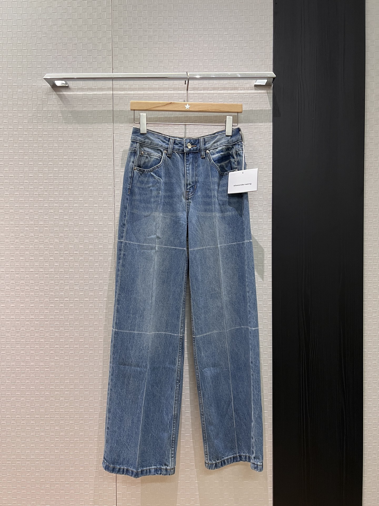 NO:567373,New style King, jeans with split marks and washed design, straight wide-leg pants, positioning washed back pockets with logo leather label, loose and casual, versatile for age reduction 26-29,,alexander wang,jeans,alexander wang19860909新款冲冲大王 拆痕洗水设计牛仔裤 直筒阔腿裤 定位洗水后口袋logo皮标 宽松休闲 减龄百搭26-29,,alexander wang,jeans,alexander wang,Women's clothing