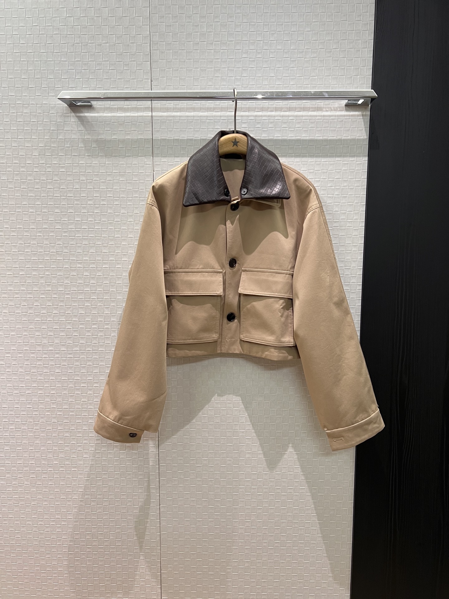 NO:568246,The new recommended BV woven leather collar short jacket. The leather collar is removable. Two-wear design with large pockets on both sides. Loose and casual. Fashionable and age-reducing. Khaki black pink. SML,,bottega veneta,jackets & coats,jackets & coats,alexander wang19860909新款推荐BV编织皮领短款夹克外套 皮领可脱缷 两穿设计两侧大口版袋 宽松休闲 时尚减龄卡其黑色粉色 SML,,bottega veneta,jackets & coats,jackets & coats,alexander wang,Women's clothing