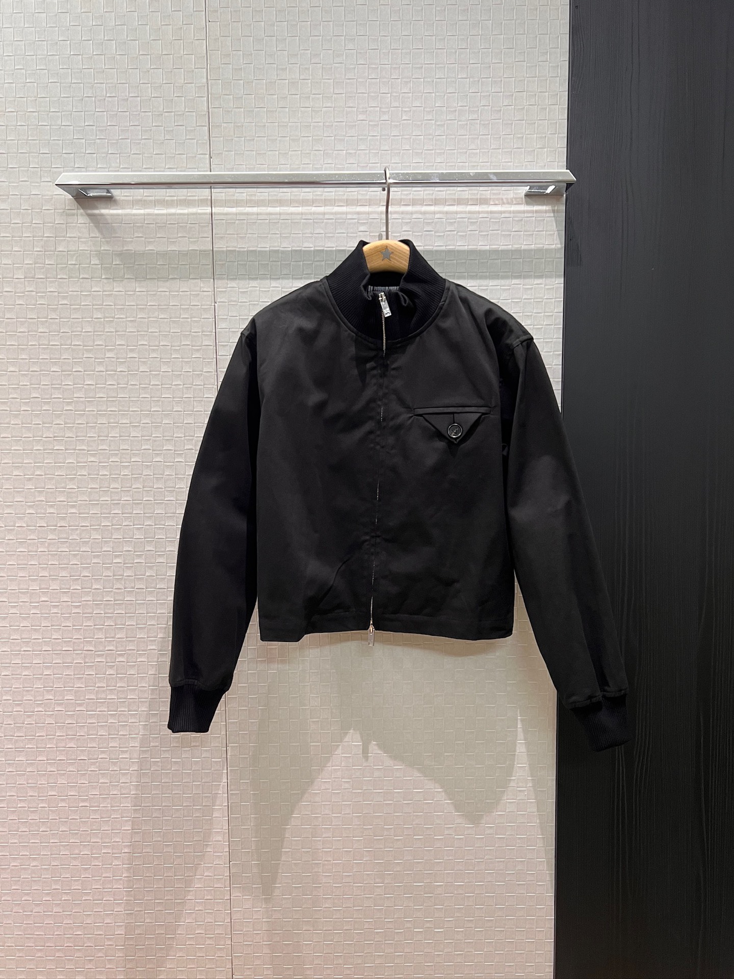 NO:568257,BV's new ribbed high-neck waisted short jacket. The inverted triangular pocket decoration on the chest is simple and casual. It is very handsome. It is versatile for ageing in black and white. SML,,bottega veneta,jackets & coats,alexander wang19860909BV新款罗纹高领收腰短款外套 胸前倒三角口袋装饰简单休闲 帅气十足 减龄百搭黑色白色 SML,,bottega veneta,jackets & coats,alexander wang,Women's clothing