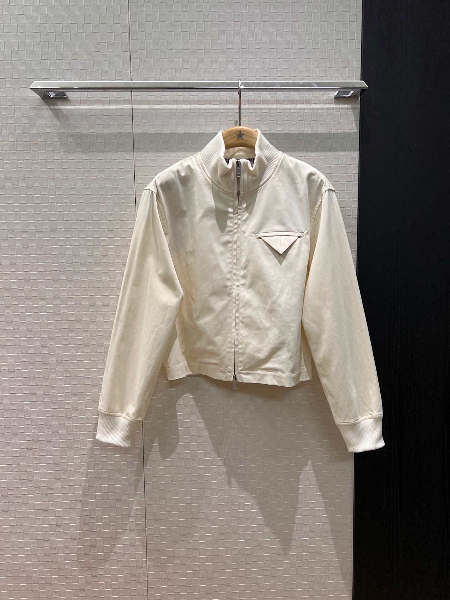 NO:568267,BV's new ribbed high-neck waisted short jacket. The inverted triangular pocket decoration on the chest is simple and casual. It is very handsome. It is versatile for ageing in black and white. SML,,bottega veneta,jackets & coats,alexander wang19860909BV新款罗纹高领收腰短款外套 胸前倒三角口袋装饰简单休闲 帅气十足 减龄百搭黑色白色 SML,,bottega veneta,jackets & coats,alexander wang,Women's clothing