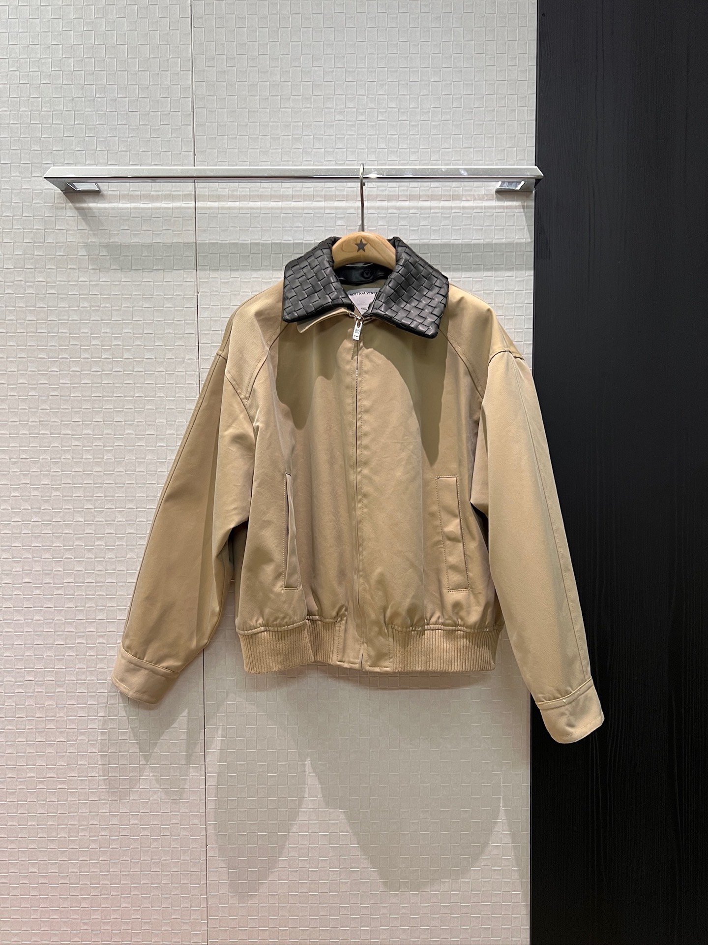 NO:568277,New BV woven leather collar loose jacket, removable leather collar, two-wear design, plaid lining, ribbed hem, loose and casual, fashionable and age-reducing, khaki black SML,,bottega veneta,jackets & coats,jackets & coats,alexander wang19860909新款BV编织皮领宽松夹克外套 皮领可脱缷 两穿设计格纹内衬 下摆罗纹收腰 宽松休闲 时尚减龄卡其黑色 SML,,bottega veneta,jackets & coats,jackets & coats,alexander wang,Women's clothing