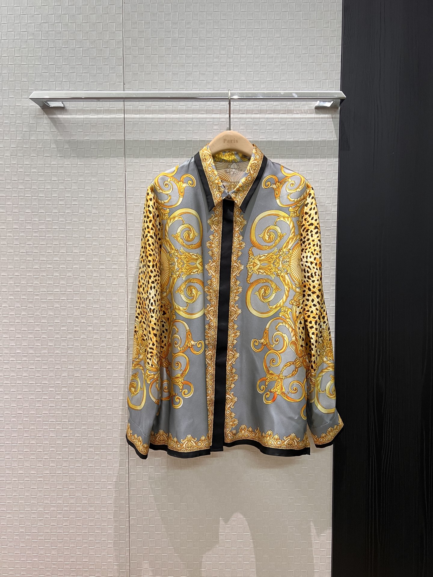 NO:568297,New baroque style elements. Positioned printed silk twill shirt. Heavy silk molded Medusa buttons. Simple and fashionable. Versatile for commuting. S-XL,,real silk,alexander wang19860909新款巴洛克风元素 定位印花真丝斜纹真丝衬衣 重磅真丝开模美杜莎扣子 简约时尚 通勤百搭名媛气质 S-XL,,real silk,alexander wang,Women's clothing
