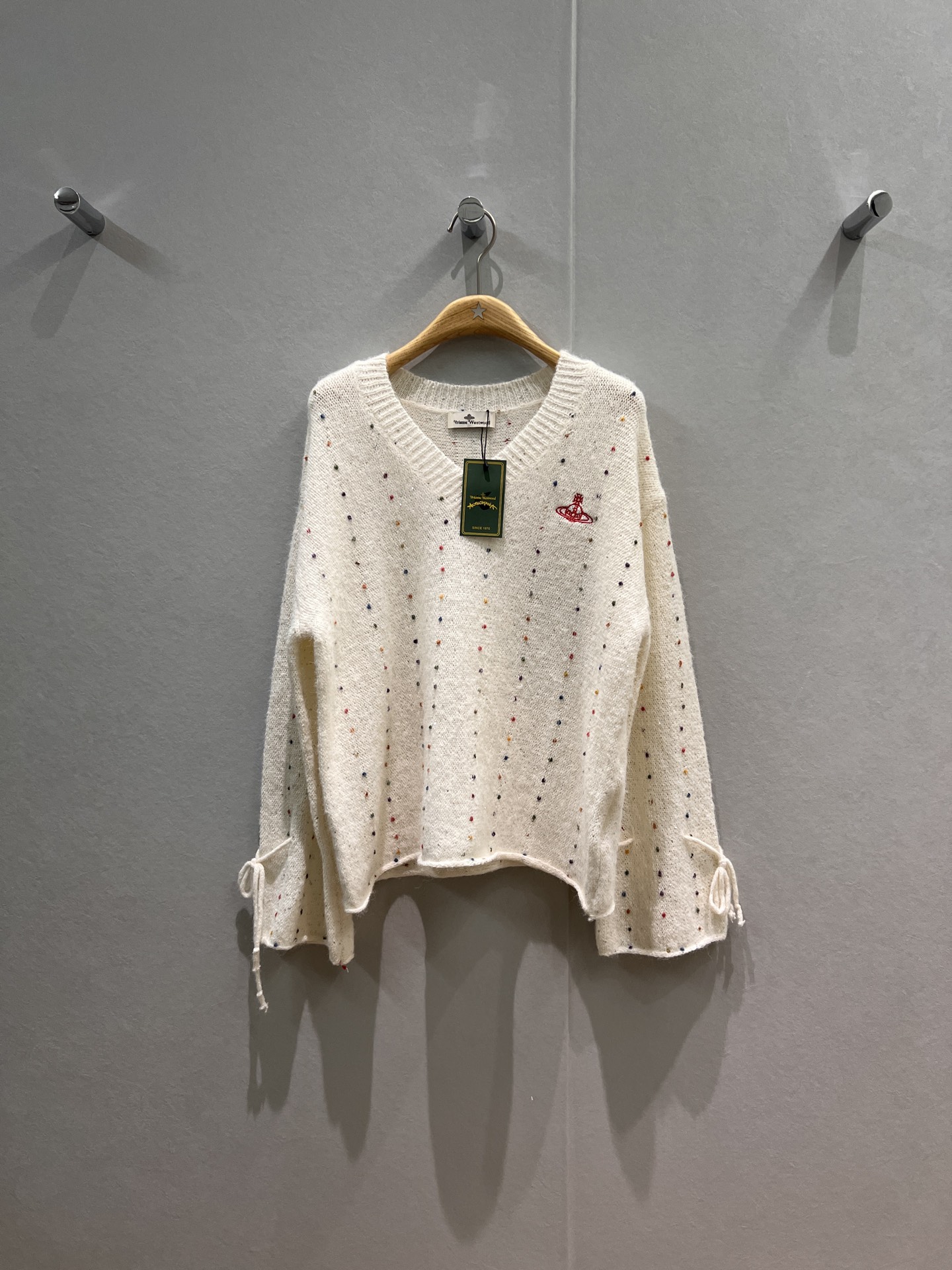 NO:568258,New style Queen Mother embroidery red label Saturn logo V-neck colorful dot woolen blouse is loose and lazy. The cuffs can be tied up. Casual and age-reducing SML,,alexander wang19860909新款 西太后刺绣红标土星logo徽标 V领彩色点点羊毛罩衫宽松慵懒 袖口可系带设计 休闲减龄SML,,alexander wang,Women's clothing
