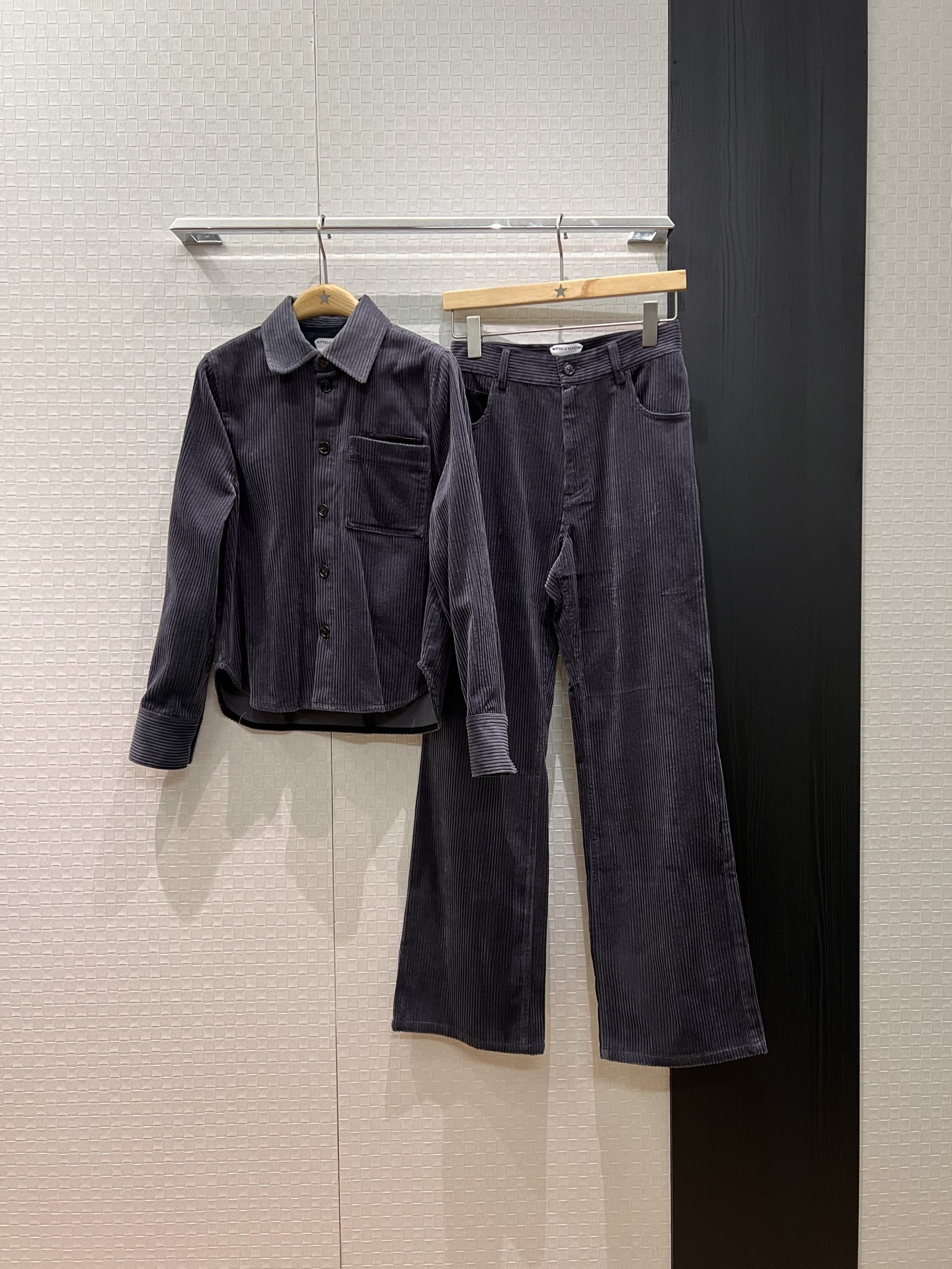 NO:568268,Shirts, pants, new BV patchwork pocket decoration, corduroy shirt, corduroy straight pants, casual wide legs, shirts short in front and long in back, matched or separated, retro American style, western style, gray khaki SML,,bottega veneta,alexander wang19860909衬衣 裤子新款BV拼皮口袋装饰 灯芯绒衬衣灯芯绒直筒裤 休闲阔腿 衬衣前短后长一套搭配或分开 复古美式 西部风 灰色卡其 SML,,bottega veneta,alexander wang,Women's clothing