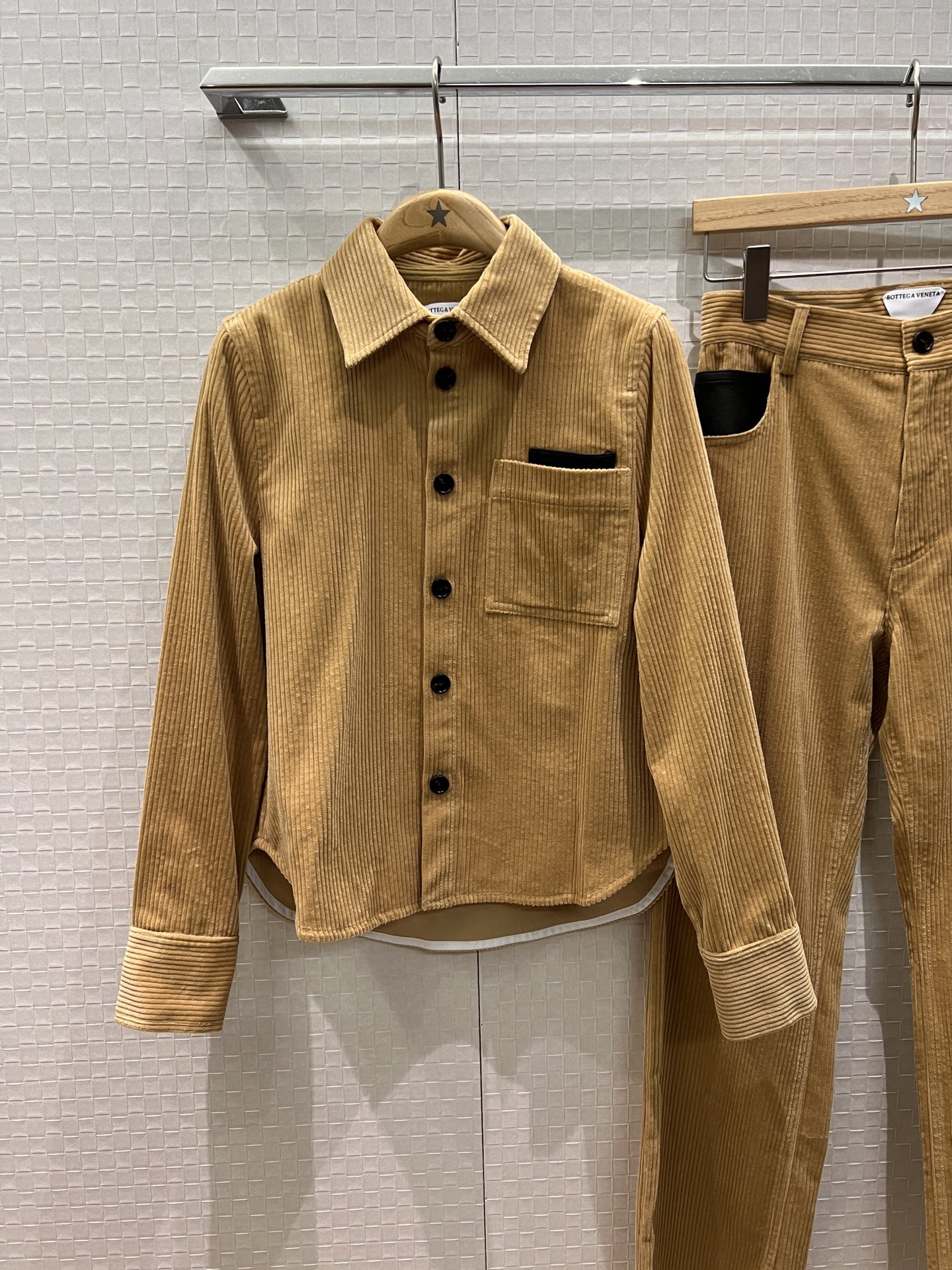 NO:568278,Shirts, pants, new BV patchwork pocket decoration, corduroy shirt, corduroy straight pants, casual wide legs, shirts short in front and long in back, matched or separated, retro American style, western style, gray khaki SML,,bottega veneta,alexander wang19860909衬衣 裤子新款BV拼皮口袋装饰 灯芯绒衬衣灯芯绒直筒裤 休闲阔腿 衬衣前短后长一套搭配或分开 复古美式 西部风 灰色卡其 SML,,bottega veneta,alexander wang,Women's clothing