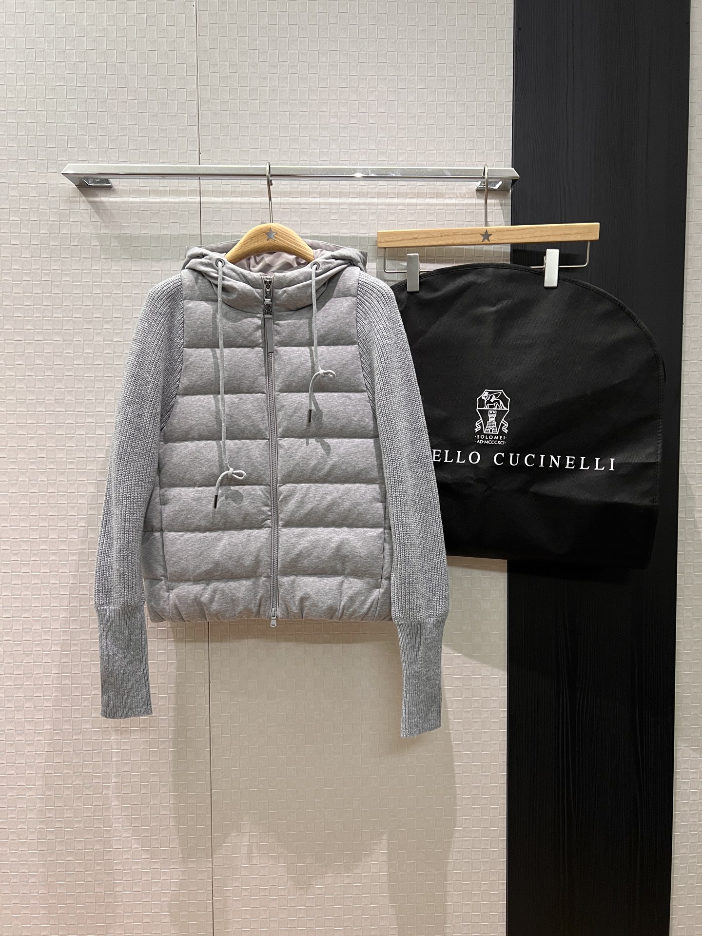 NO:568288,Comes with dust bag, new BC spliced ​​knitted wool sleeve hooded down jacket, classic bead chain decorative zipper tab 90 down 10 feathers, delivery dust bag, gray white 36-42,,jackets & coats,down jacket,hats,alexander wang19860909配防尘袋新款BC拼接针织羊毛袖连帽羽绒服外套经典珠链装饰拉锁片90羽绒10羽毛 配送防尘袋 灰色白色 36-42,,jackets & coats,down jacket,hats,alexander wang,Women's clothing
