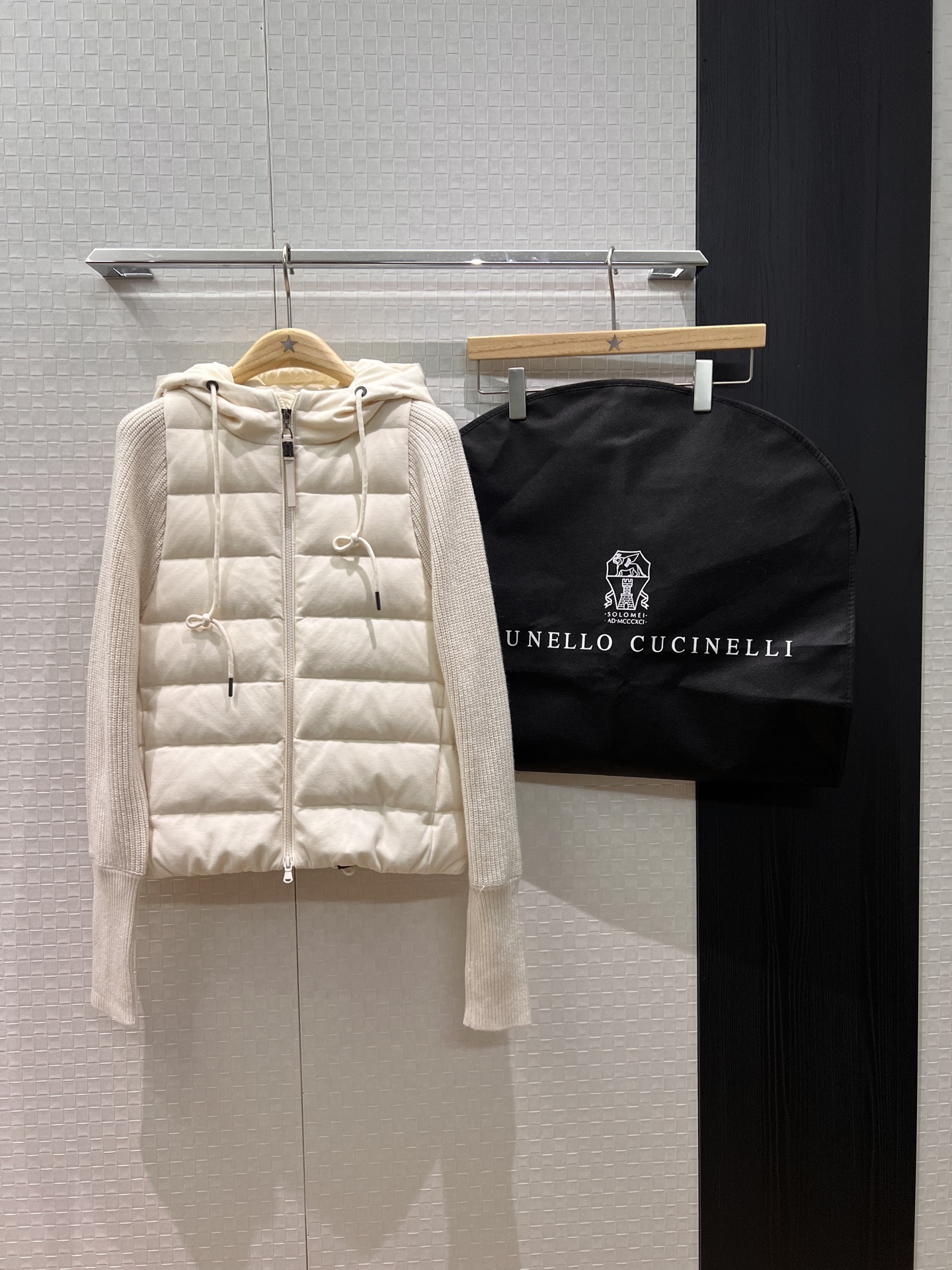 NO:568298,Comes with dust bag, new BC spliced ​​knitted wool sleeve hooded down jacket, classic bead chain decorative zipper tab 90 down 10 feathers, delivery dust bag, gray white 36-42,,jackets & coats,down jacket,hats,alexander wang19860909配防尘袋新款BC拼接针织羊毛袖连帽羽绒服外套经典珠链装饰拉锁片90羽绒10羽毛 配送防尘袋 灰色白色 36-42,,jackets & coats,down jacket,hats,alexander wang,Women's clothing