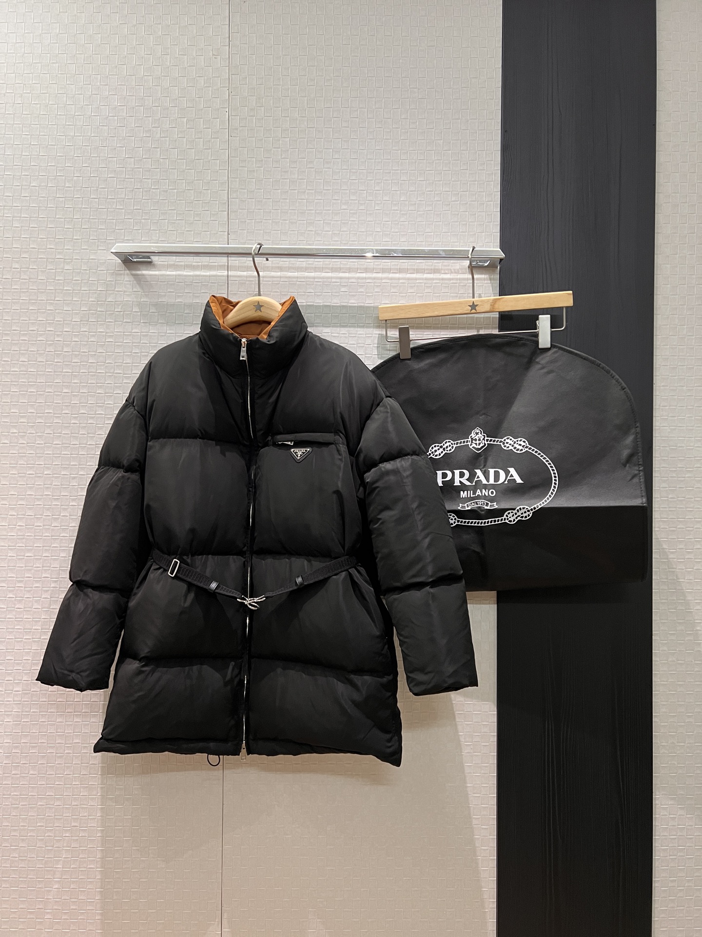 NO:568306,Comes with dust bag. New stand-up collar contrasting color lining mid-length down jacket. Triangular badge decoration on the chest. Elastic waistband decoration. Waist slimming. Loose fit. 90 down and 10 feathers essential for age reduction. Dust bag delivered. SML,,jackets & coats,down jacket,alexander wang19860909配防尘袋新款立领撞色内里中长羽绒服外套 胸前三角徽章装饰配送弹力腰带装饰 收腰显瘦 宽松版型 减龄必备90羽绒10羽毛 配送防尘袋 SML,,jackets & coats,down jacket,alexander wang,Women's clothing