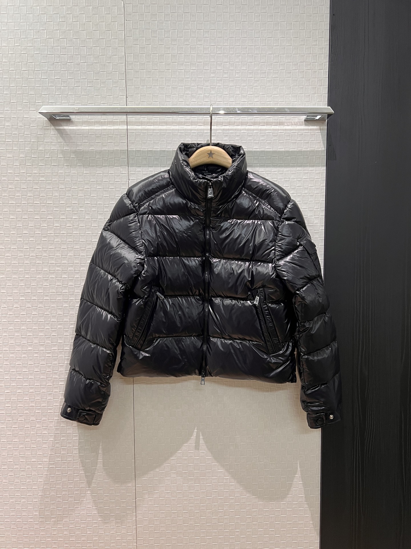 NO:568314,Equipped with dust bag, the new style of short down jacket with open mouth, stand-up collar and high collar. Classic armband pocket decoration. Pockets on both sides are designed with 90 down and 10 feathers. Age-reducing and casual, warm and versatile. Black, pink and white 1-4,,Moncler,jackets & coats,down jacket,alexander wang19860909配防尘袋新款蒙口立领高领短款羽绒服外套经典袖标口袋装饰 两侧口袋设计90羽绒10羽毛 减龄休闲 保暖百搭 黑色粉色白色 1-4,,Moncler,jackets & coats,down jacket,alexander wang,Women's clothing