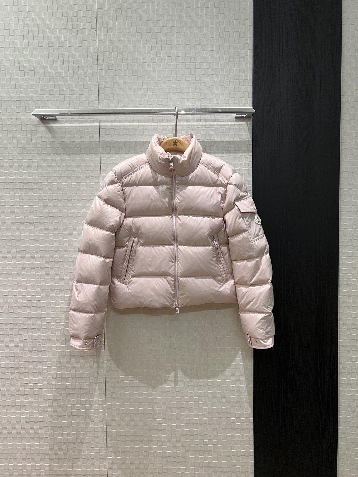 NO:568324,Equipped with dust bag, the new style of short down jacket with open mouth, stand-up collar and high collar. Classic armband pocket decoration. Pockets on both sides are designed with 90 down and 10 feathers. Age-reducing and casual, warm and versatile. Black, pink and white 1-4,,Moncler,jackets & coats,down jacket,alexander wang19860909配防尘袋新款蒙口立领高领短款羽绒服外套经典袖标口袋装饰 两侧口袋设计90羽绒10羽毛 减龄休闲 保暖百搭 黑色粉色白色 1-4,,Moncler,jackets & coats,down jacket,alexander wang,Women's clothing