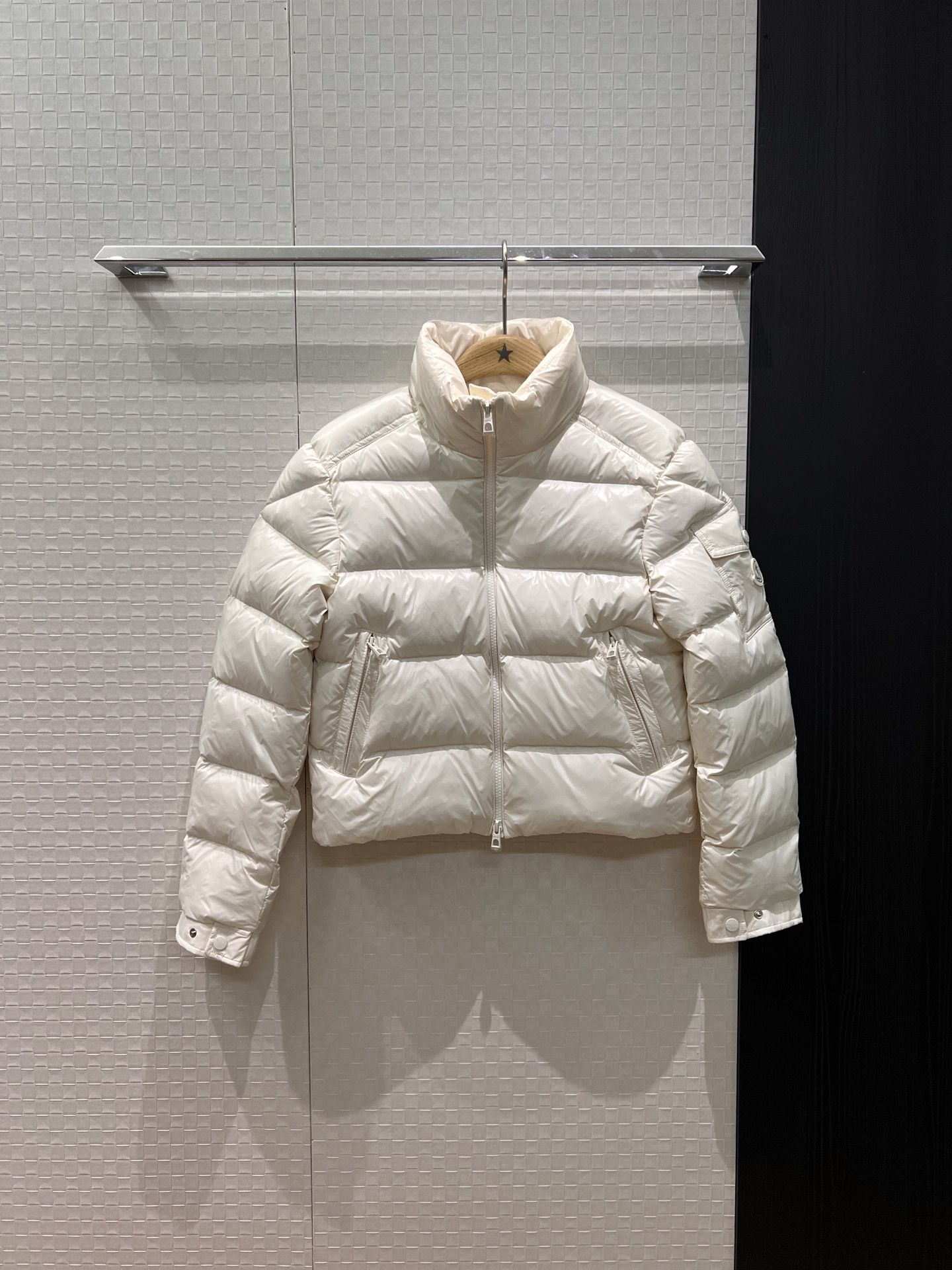 NO:568334,Equipped with dust bag, the new style of short down jacket with open mouth, stand-up collar and high collar. Classic armband pocket decoration. Pockets on both sides are designed with 90 down and 10 feathers. Age-reducing and casual, warm and versatile. Black, pink and white 1-4,,Moncler,jackets & coats,down jacket,alexander wang19860909配防尘袋新款蒙口立领高领短款羽绒服外套经典袖标口袋装饰 两侧口袋设计90羽绒10羽毛 减龄休闲 保暖百搭 黑色粉色白色 1-4,,Moncler,jackets & coats,down jacket,alexander wang,Women's clothing