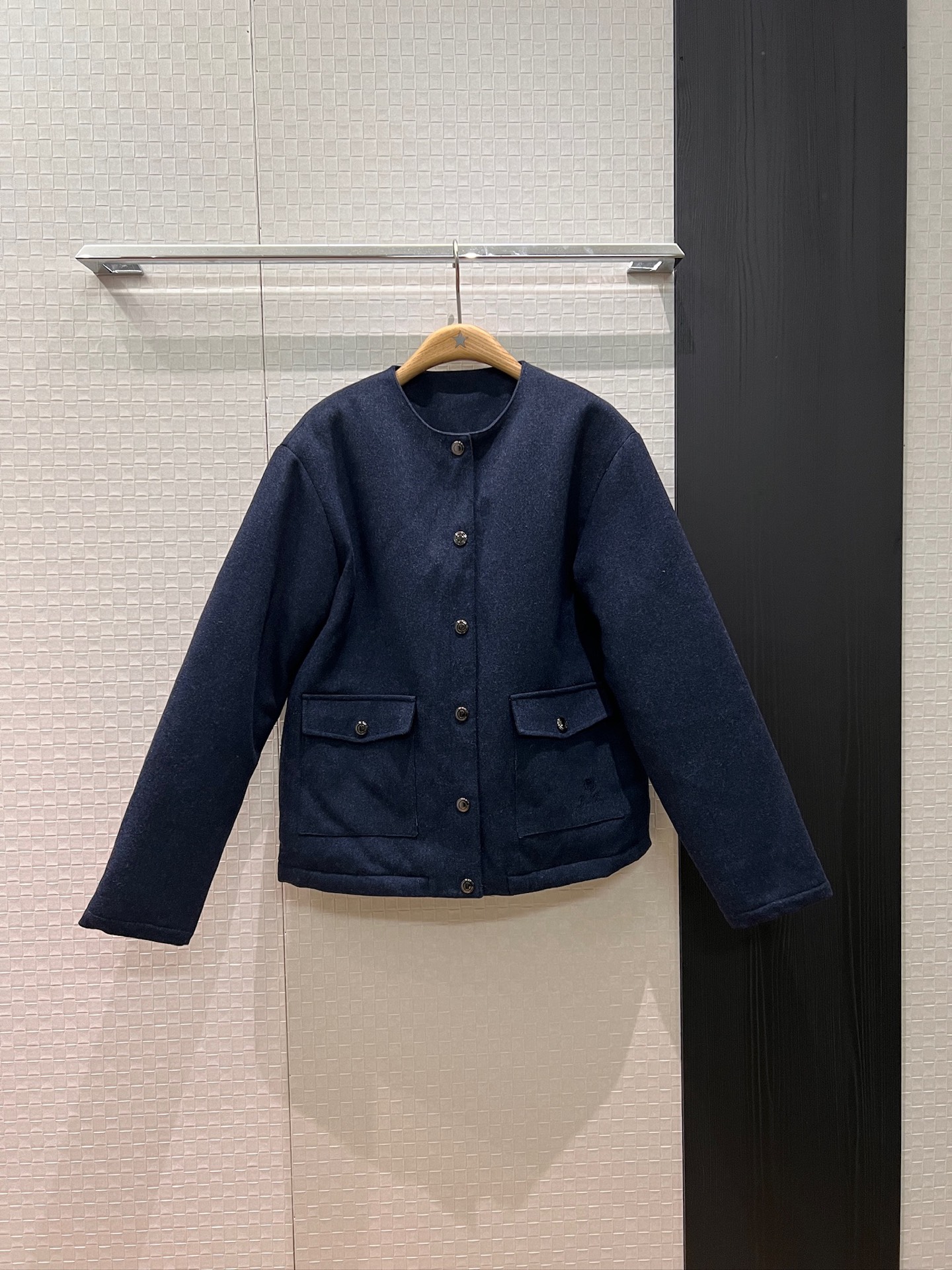 NO:569164,New Lp round neck Chinese style old money style quilted jacket Quilted cotton jacket classic plaid lining Flaps on both sides Embroidered logo Logo Loose and casual Simple and versatile Dark blue oatmeal SML,,loro piana,jackets & coats,alexander wang19860909新款Lp圆领中式老钱风夹棉外套 缝绗棉服经典格纹内衬 两侧翻盖口 刺绣logo徽标宽松休闲 简约百搭 深蓝燕麦色 SML,,loro piana,jackets & coats,alexander wang,Women's clothing