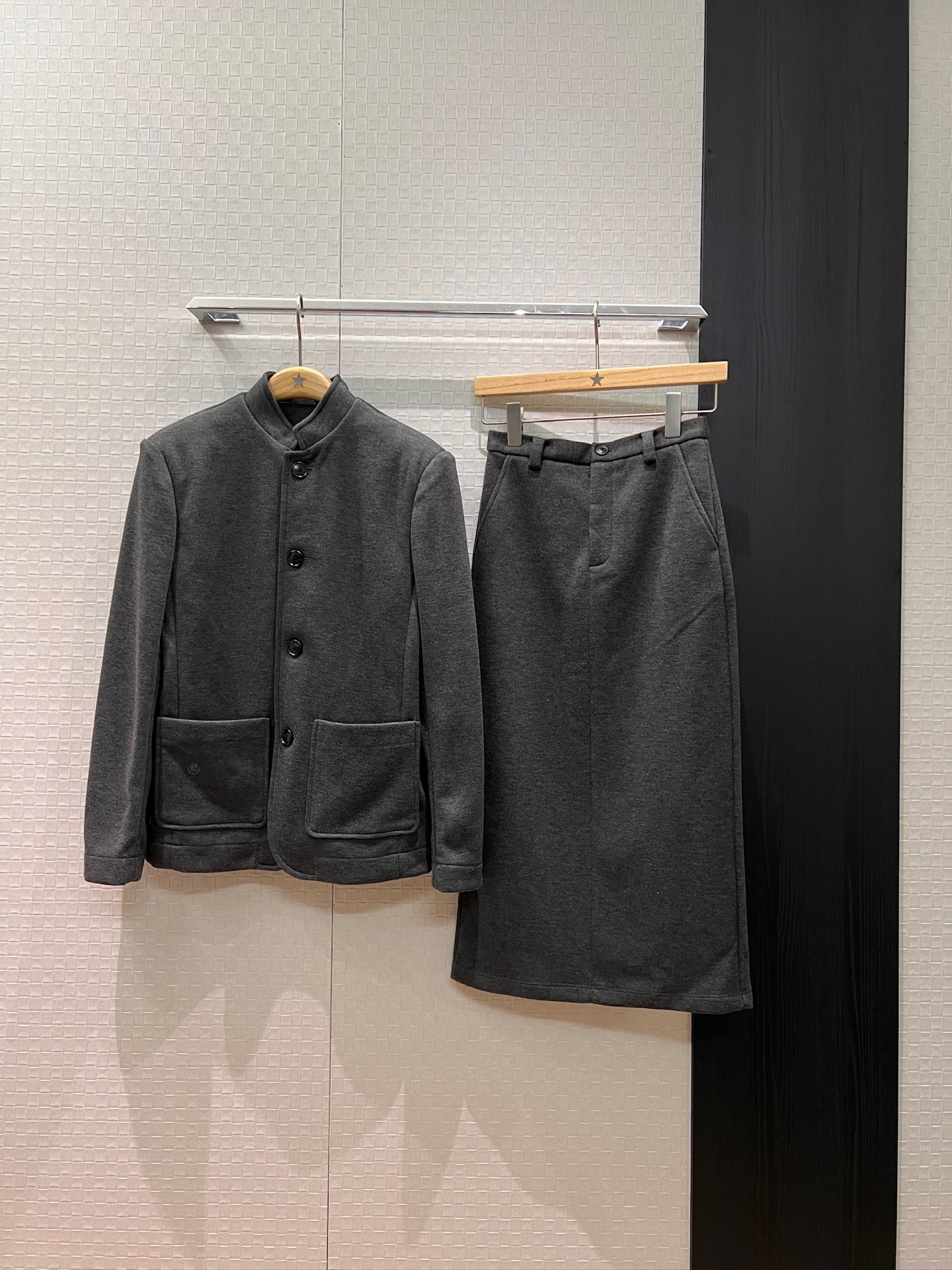 NO:569144,Jacket Skirt P New LP Small Stand Collar Retro Single-breasted Jacket Hip-covering Long Skirt Old Money Style Wool Blend Embroidered Logo Commuting Fashion Casual and Versatile Dark Gray Oatmeal SML,,loro piana,skirts,jackets & coats,alexander wang19860909外套 半裙P新款LP小立领复古单排扣外套包臀长款半裙 老钱风羊毛混纺 刺绣logo徽标 通勤时尚 休闲百搭 深灰燕麦色 SML,,loro piana,skirts,jackets & coats,alexander wang,Women's clothing