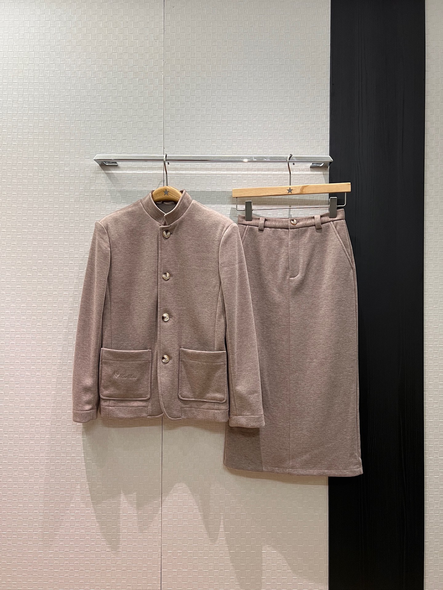 NO:569154,Jacket Skirt P New LP Small Stand Collar Retro Single-breasted Jacket Hip-covering Long Skirt Old Money Style Wool Blend Embroidered Logo Commuting Fashion Casual and Versatile Dark Gray Oatmeal SML,,loro piana,skirts,jackets & coats,alexander wang19860909外套 半裙P新款LP小立领复古单排扣外套包臀长款半裙 老钱风羊毛混纺 刺绣logo徽标 通勤时尚 休闲百搭 深灰燕麦色 SML,,loro piana,skirts,jackets & coats,alexander wang,Women's clothing