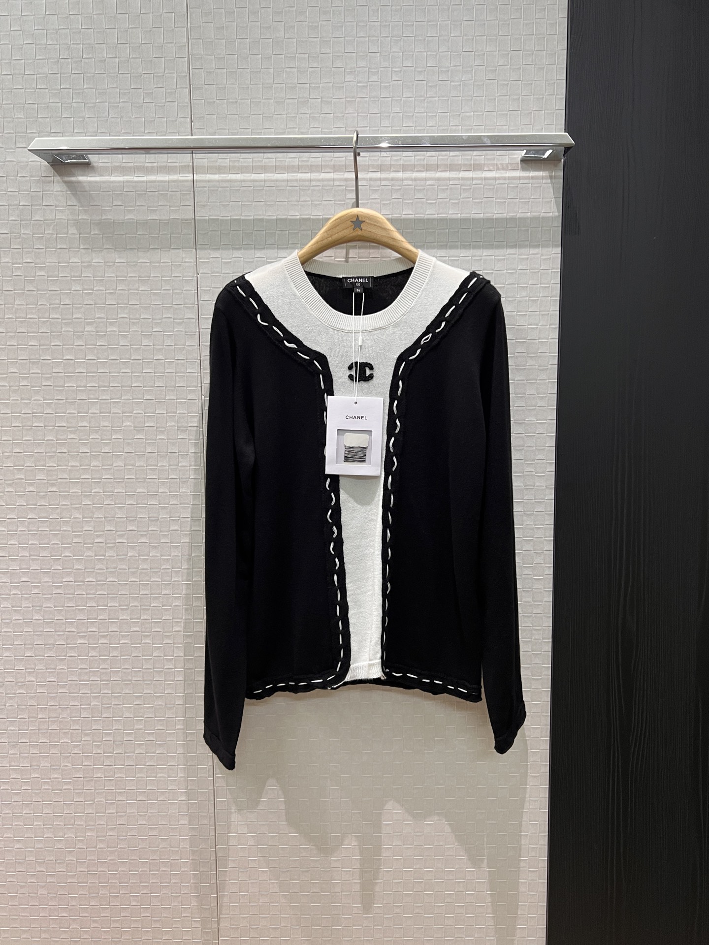 NO:569145,New fake two-piece design 3D round neck wool knit top, color block hand-stitched lace, double C embroidery on the chest, age-reducing and versatile, casual must-have SML,,alexander wang19860909新款假两件设计3D圆领羊毛针织上衣 拼色手工缝线花边 胸前双C刺绣减龄百搭 休闲必备SML,,alexander wang,Women's clothing