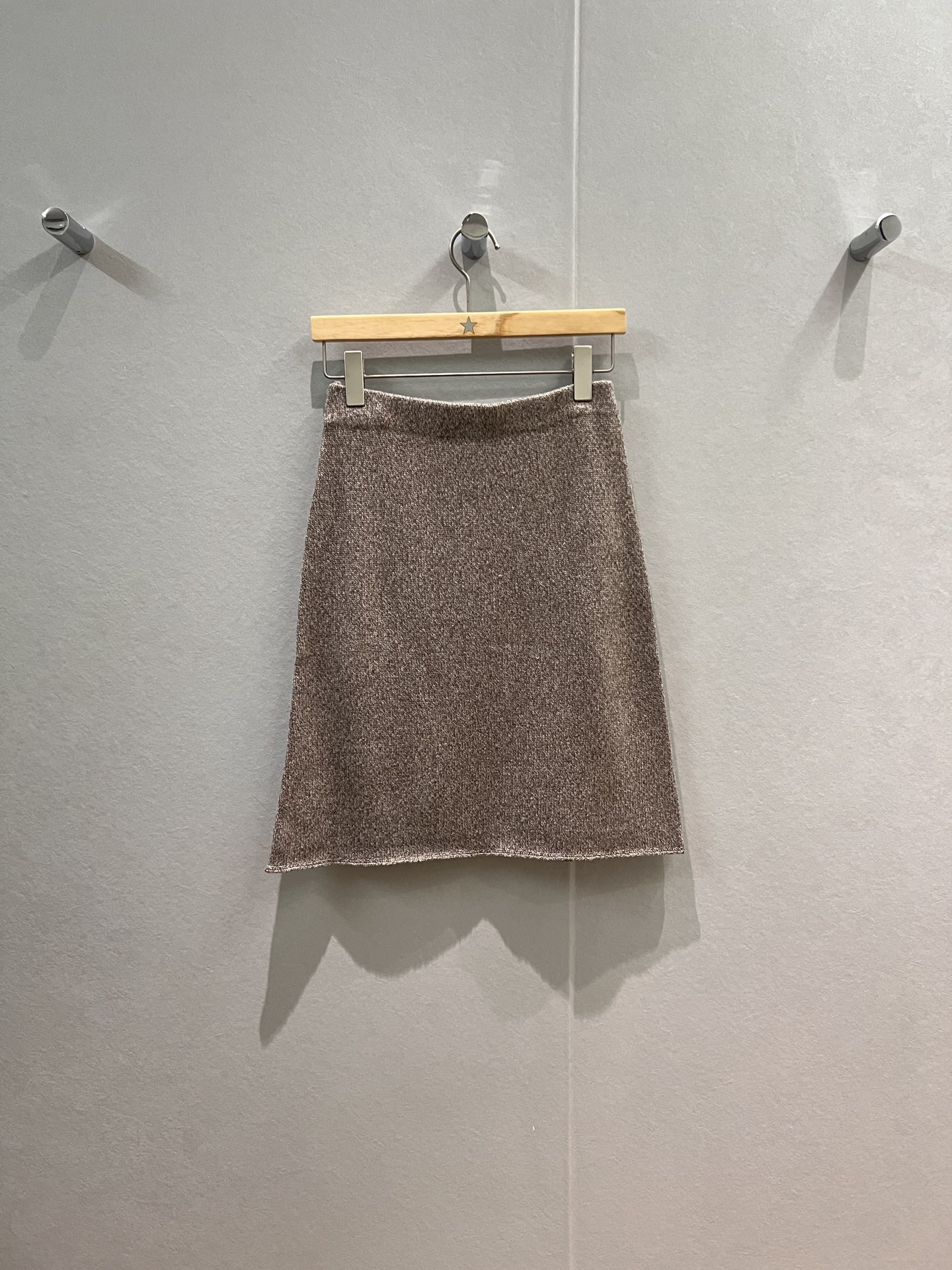 NO:569134,New oatmeal-colored wool A-line skirt with elastic waist patch and logo letter decoration. Can be paired with the same cardigan top to reduce age. SML,,skirts,alexander wang19860909新款燕麦色羊毛A字半裙 松紧腰贴布logo字母装饰 可搭配同款开衫上衣气质减龄 SML,,skirts,alexander wang,Women's clothing
