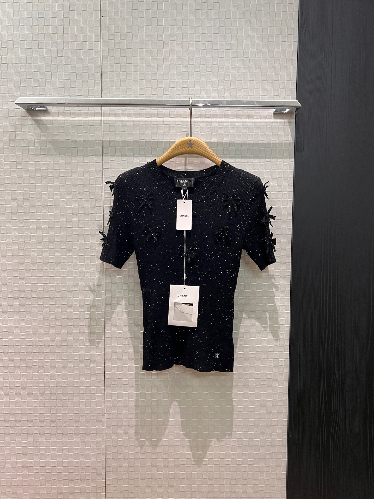 NO:569155,New 25k three-dimensional bow decoration, shiny bright knitted short-sleeved top with diamond double C small logo on the hem, exquisite age-reducing SML,, T-shirt, alexander wang19860909新款25k 立体蝴蝶结装饰 闪亮亮针织短袖上衣下摆镶钻双C小logo 精致减龄SML,,T-shirt,alexander wang,Women's clothing