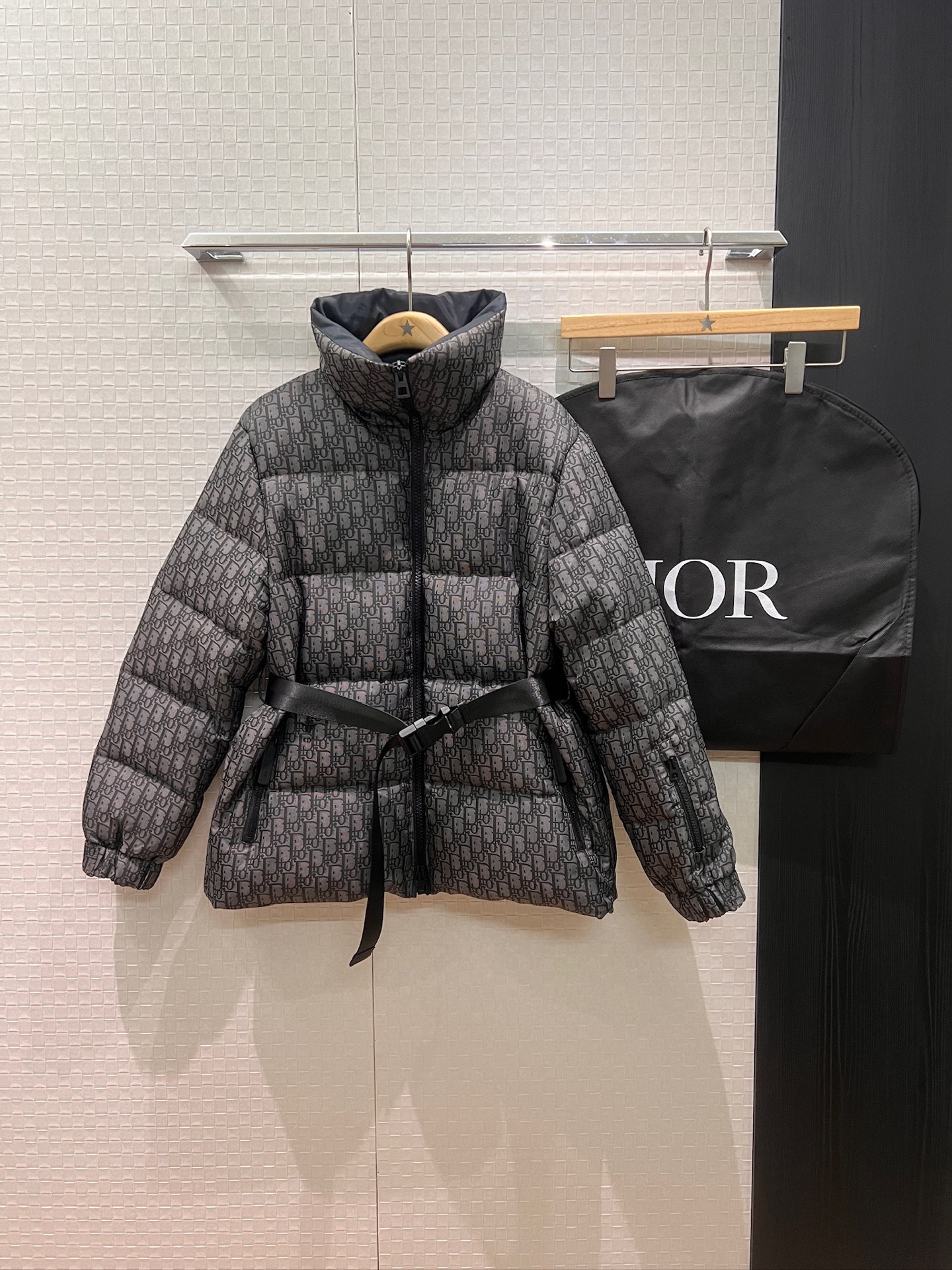 NO:569182,With dust bag, the new 25 Alpine ski series presbyopia logo jacquard stand collar down jacket, buckle belt waist decoration, casual and versatile, fashionable and age-reducing, 90 down 10 feathers delivery dust bag, blue gray S-XL,,jackets & coats,down jacket,alexander wang19860909配防尘袋新款25阿尔卑斯滑雪系列老花logo提花立领羽绒外套 卡扣腰带收腰装饰 休闲百搭 时尚减龄 90羽绒10羽毛配送防尘袋 蓝色灰色S-XL,,jackets & coats,down jacket,alexander wang,Women's clothing