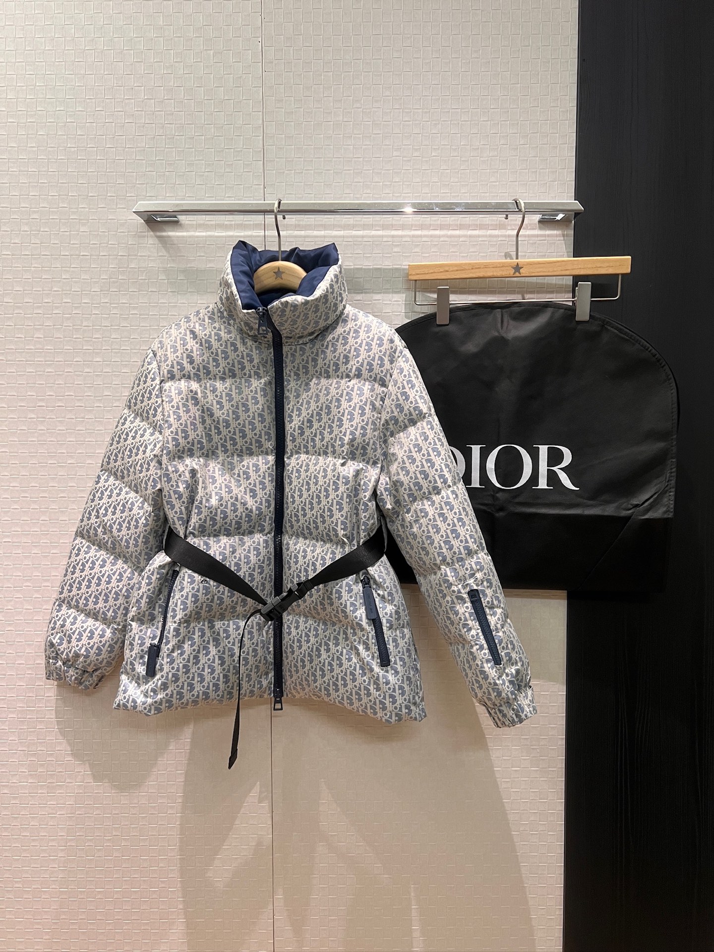 NO:569190,With dust bag, the new 25 Alpine ski series presbyopia logo jacquard stand collar down jacket, buckle belt waist decoration, casual and versatile, fashionable and age-reducing, 90 down 10 feathers delivery dust bag, blue gray S-XL,,jackets & coats,down jacket,alexander wang19860909配防尘袋新款25阿尔卑斯滑雪系列老花logo提花立领羽绒外套 卡扣腰带收腰装饰 休闲百搭 时尚减龄 90羽绒10羽毛配送防尘袋 蓝色灰色S-XL,,jackets & coats,down jacket,alexander wang,Women's clothing