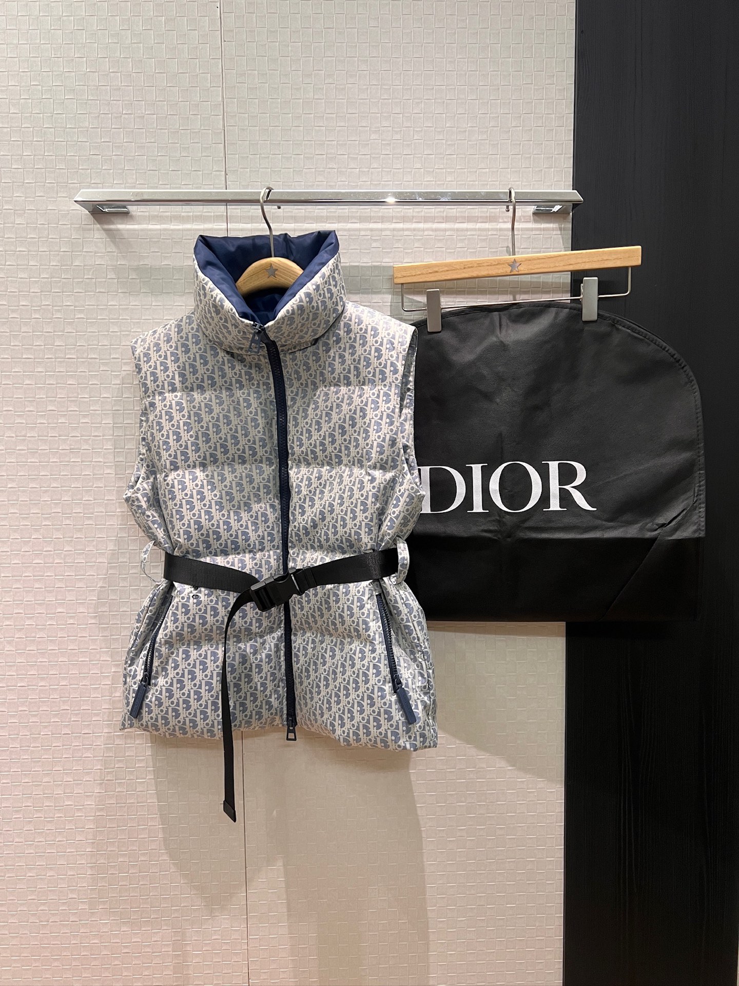 NO:569208,With dust bag, the new 25 Alpine ski series presbyopic logo jacquard stand collar down vest jacket, buckle belt waist decoration, casual and versatile, fashionable and age-reducing, 90 down 10 feathers delivered in dust bag S-XL,,jackets & coats,down jacket,alexander wang19860909配防尘袋新款25阿尔卑斯滑雪系列老花logo提花立领羽绒马甲背心外套 卡扣腰带收腰装饰 休闲百搭 时尚减龄 90羽绒10羽毛配送防尘袋 S-XL,,jackets & coats,down jacket,alexander wang,Women's clothing