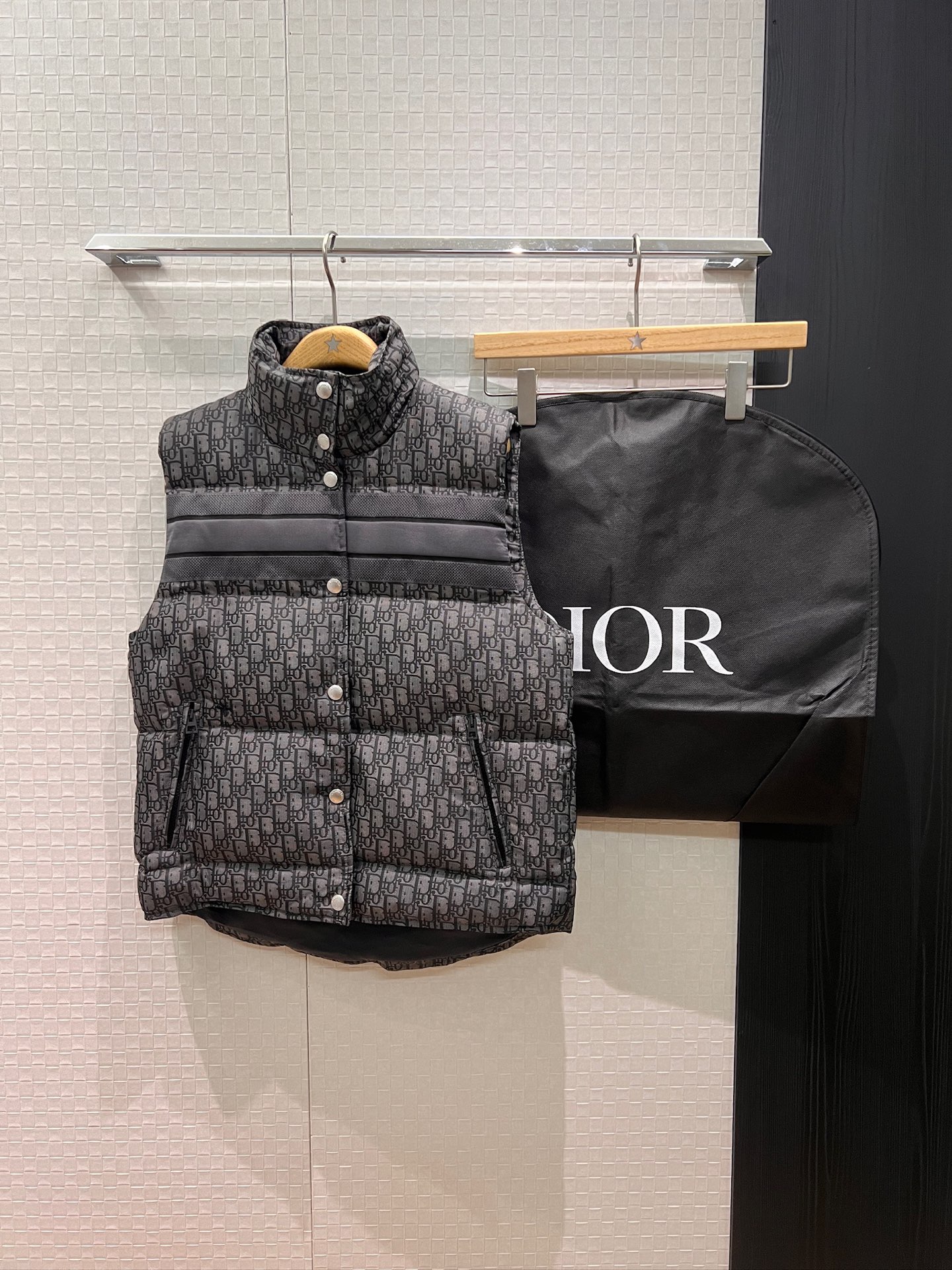 NO:569198,With dust bag, the new 25 Alpine ski series presbyopic logo jacquard stand collar down vest jacket. Loose fit. The hem is short in the front and long in the back. Casual and versatile. Fashionable and age-reducing. 90 down and 10 feathers. Delivery dust bag. S-XL,,jackets & coats,down jacket,alexander wang19860909配防尘袋新款25阿尔卑斯滑雪系列老花logo提花立领羽绒马甲背心外套 宽松版型 下摆前短后长 休闲百搭 时尚减龄 90羽绒10羽毛配送防尘袋 S-XL,,jackets & coats,down jacket,alexander wang,Women's clothing