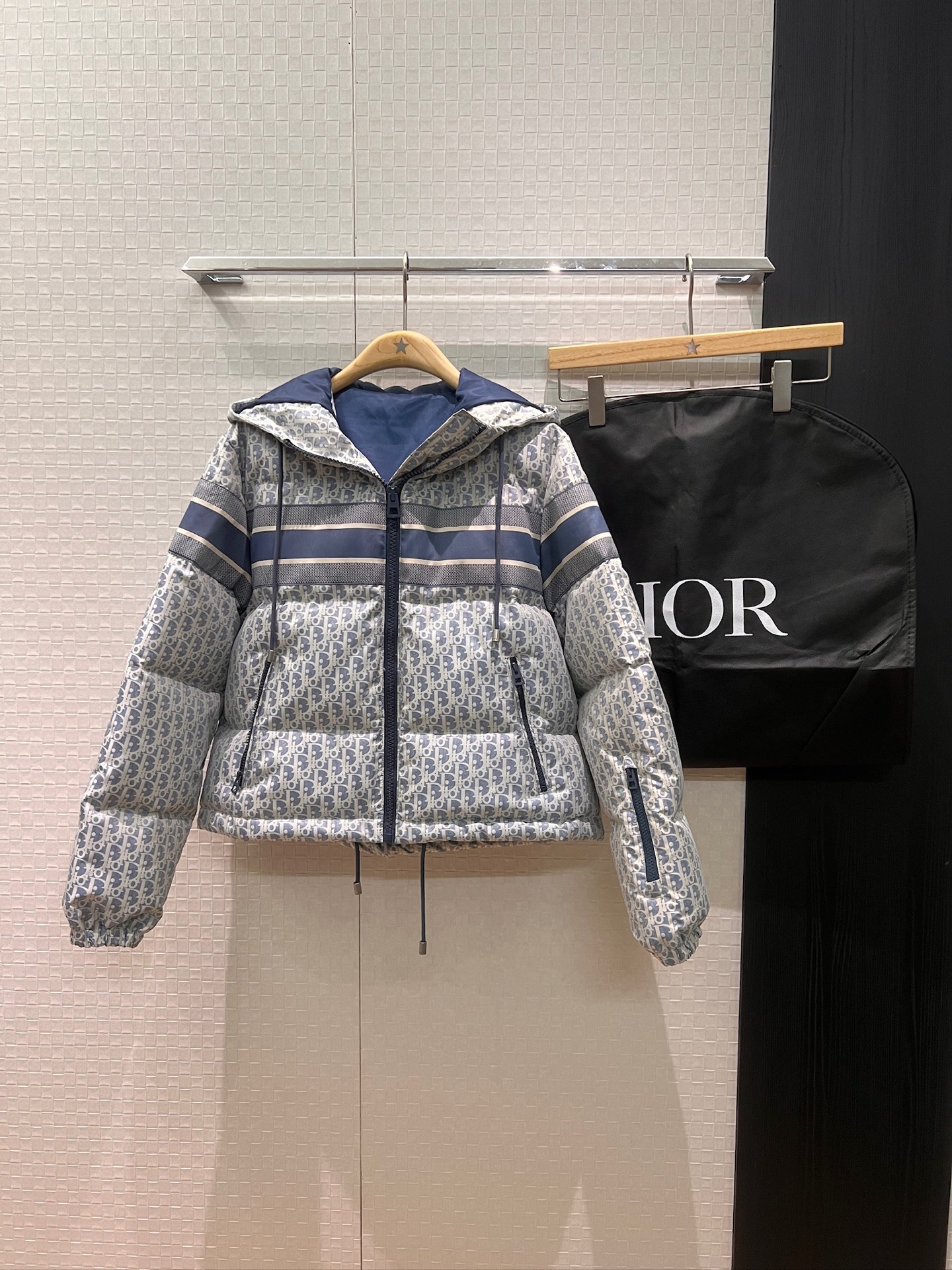 NO:569218,With dust bag, the new 25 Alps ski series presbyopic logo jacquard hooded down jacket, loose A-line version, casual and versatile, fashionable and age-reducing, 90 down 10 feathers delivered in dust bag S-XL,,jackets & coats,down jacket,hats,alexander wang19860909配防尘袋新款25阿尔卑斯滑雪系列老花logo提花连帽羽绒外套 宽松A字版型 休闲百搭 时尚减龄 90羽绒10羽毛配送防尘袋 S-XL,,jackets & coats,down jacket,hats,alexander wang,Women's clothing