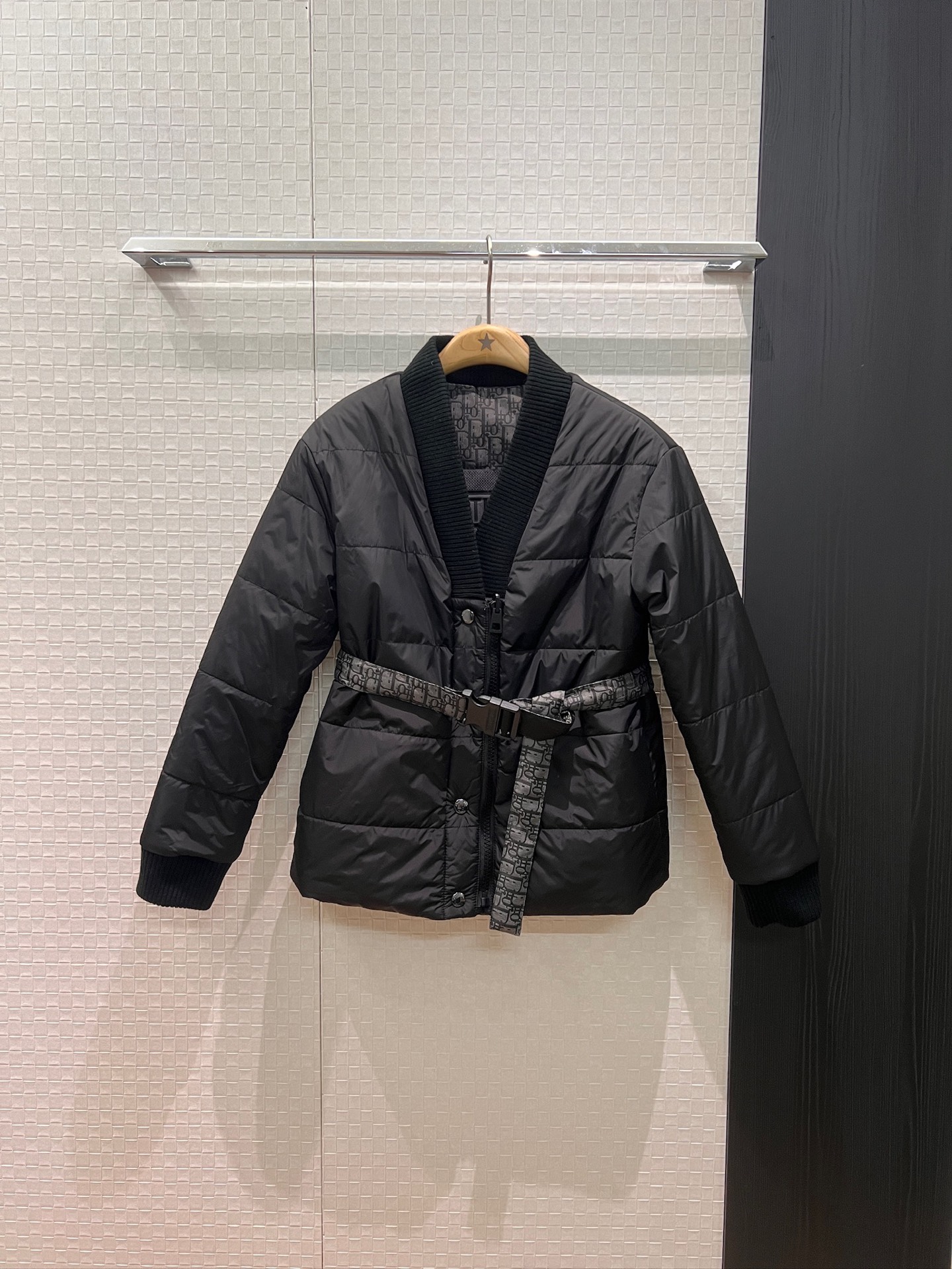 NO:570202,New Alpine Series Classic Gray Black Dark Pattern Presbyopia Deep V Stand Collar Reversible Cotton Jacket Jacket Buckled Belt Waist Decoration Sweet and Cool Casual Handsome and Versatile Fashionable and Warm Essential for Age Reduction SML,,jackets & coats,jackets & coats,alexander wang19860909新款阿尔卑斯系列 经典灰黑色暗纹老花深V立领两面穿棉衣夹克外套 卡扣腰带收腰装饰甜酷休闲 帅气百搭 时尚保暖 减龄必备SML,,jackets & coats,jackets & coats,alexander wang,Women's clothing