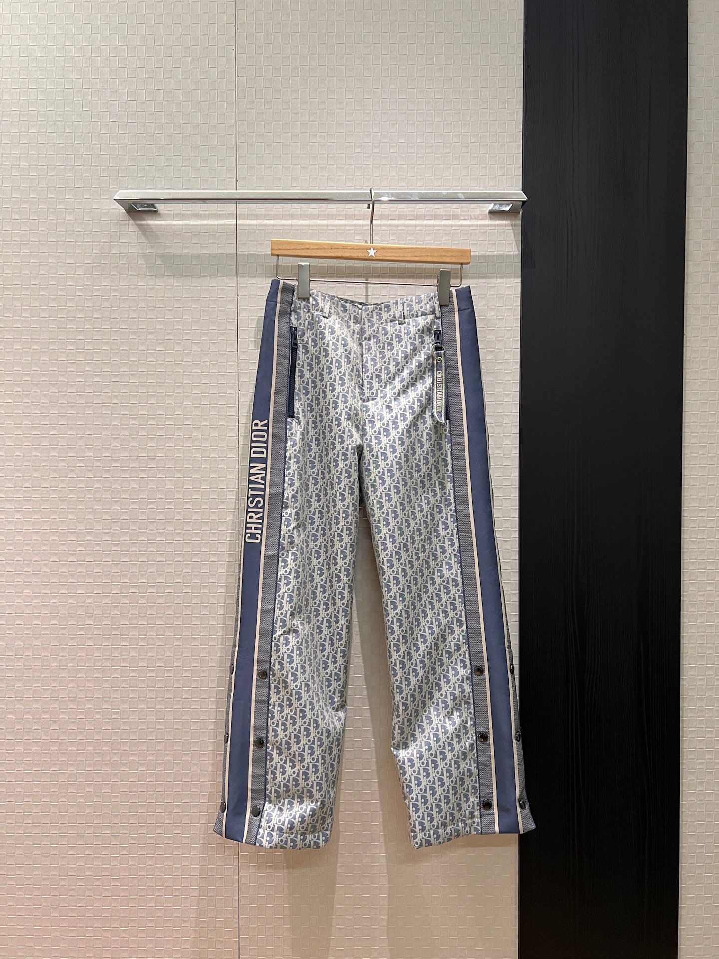 NO:570211,New Alpine series, classic presbyopic letter logo blue jacquard quilted casual pants, wide-leg pants, jacquard webbing on the side, open button design and decorative trouser legs that can be slit, casual and versatile, fashionable and age-reducing, can be matched with the same series of down SML,, down jacket, alexander wang19860909新款阿尔卑斯系列 经典老花字母logo蓝色提花夹棉休闲裤 阔腿裤 侧边提花织带 开扣设计装饰裤脚可开叉 休闲百搭 时尚减龄可搭同系列羽绒 SML,,down jacket,alexander wang,Women's clothing