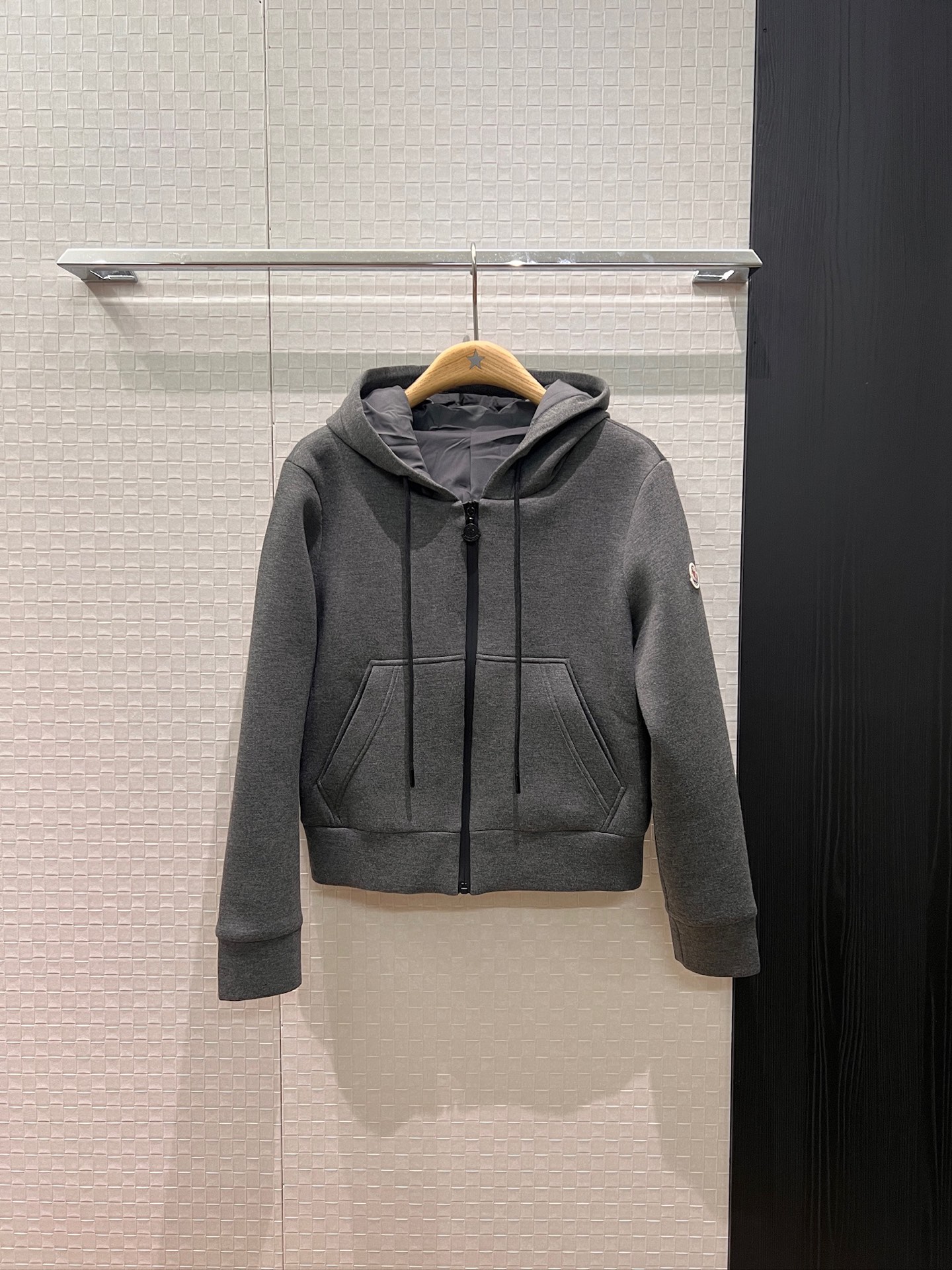 NO:570226,New style flush muzzle classic armband decorated hooded sweatshirt jacket air cotton casual and comfortable age-reducing versatile dark blue gray red S-XL,,Moncler,hoodie,sweatshirts,jackets & coats,hats,alexander wang19860909新款冲冲蒙口 经典袖标装饰连帽卫衣外套空气棉 休闲舒适 减龄百搭深蓝灰色红色 S-XL,,Moncler,hoodie,sweatshirts,jackets & coats,hats,alexander wang,Women's clothing