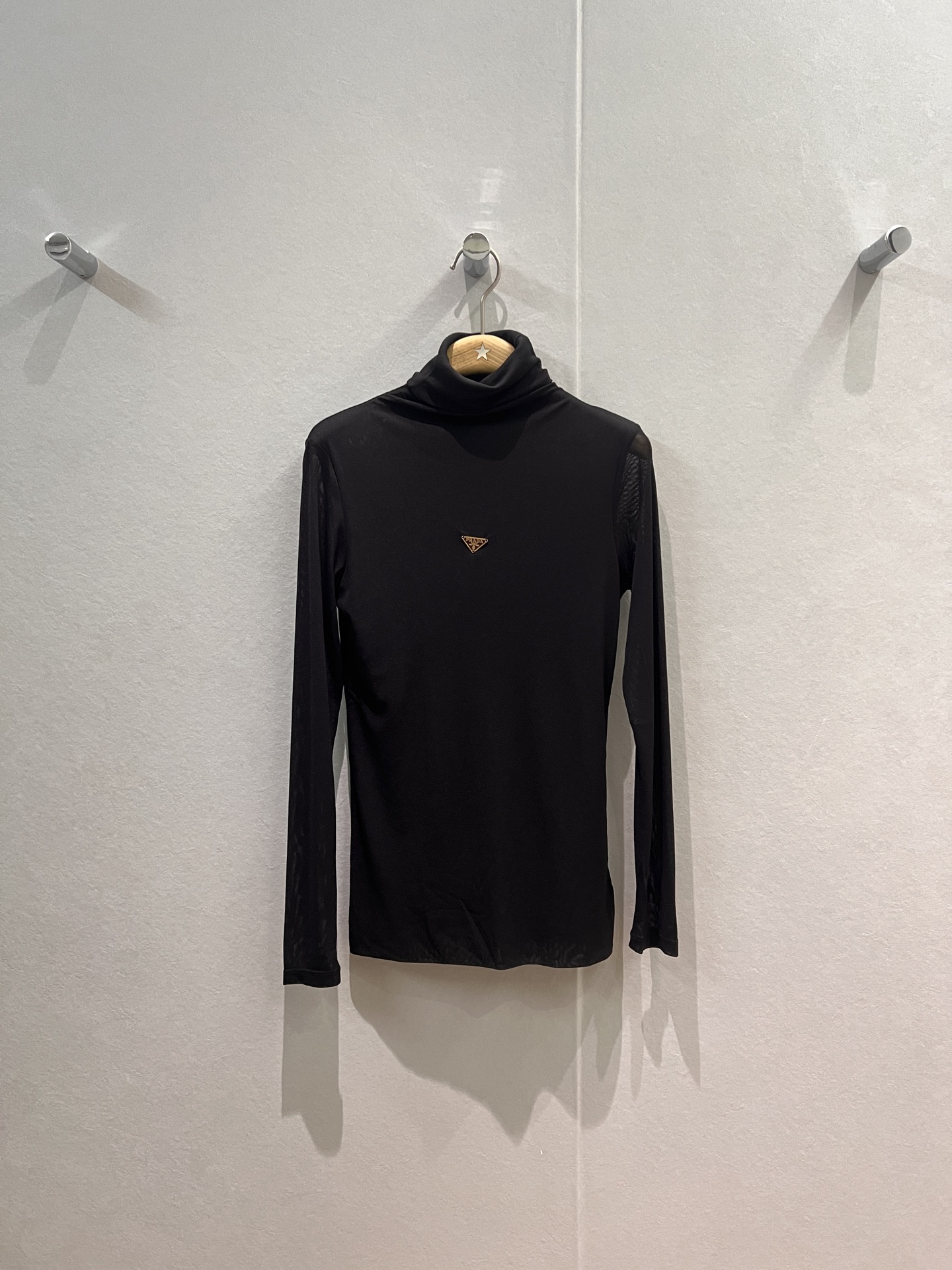 NO:570194,The new triangle logo logo decorated high-neck knitted bottoming shirt top is simple and versatile, close-fitting and comfortable, slimming and slimming, black and white coffee color SML,,alexander wang19860909新款三角徽标logo装饰高领针织打底衫上衣简单百搭 贴身舒适 修身显瘦黑色白色咖色 SML,,alexander wang,Women's clothing