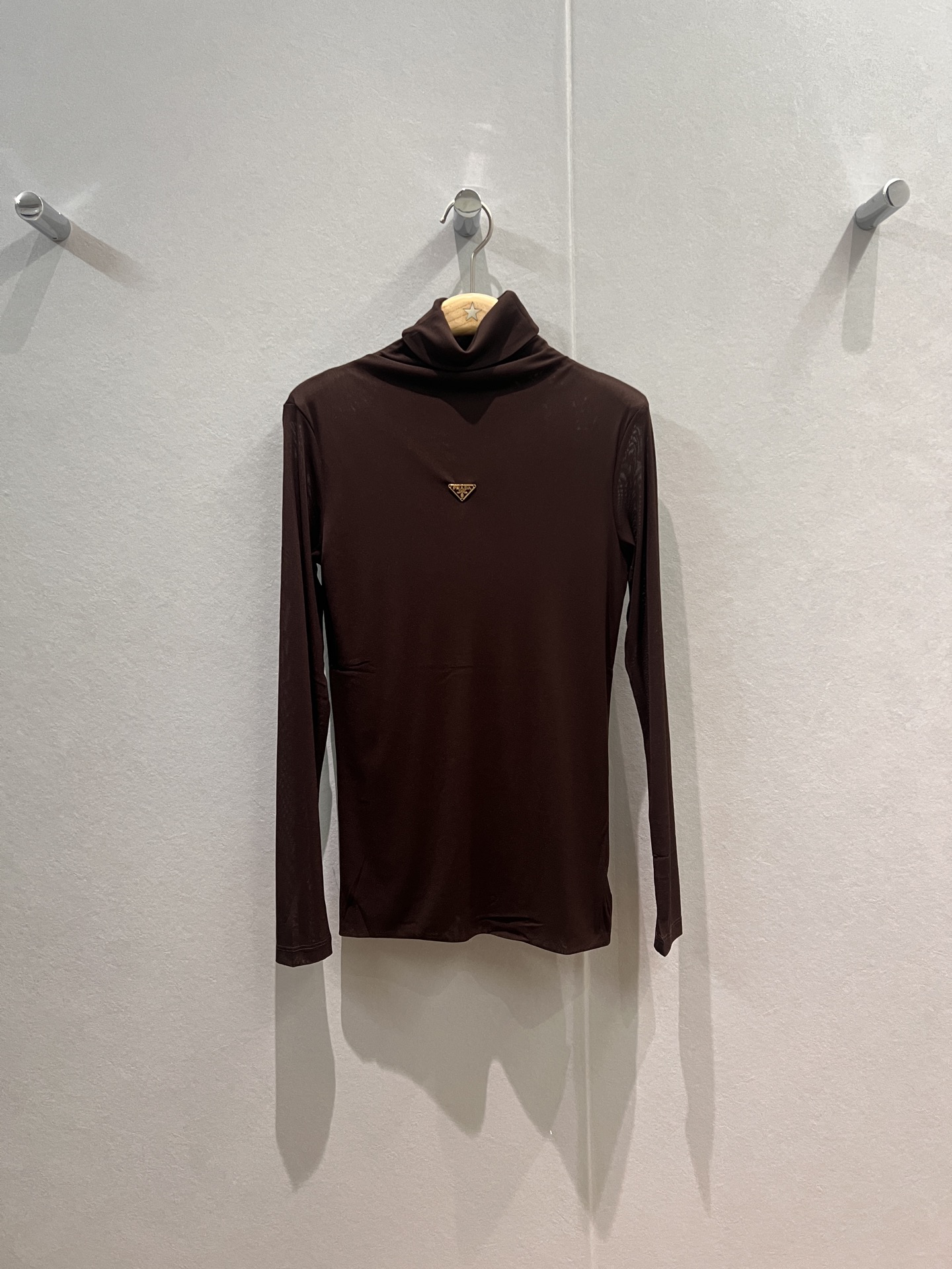 NO:570200,The new triangle logo logo decorated high-neck knitted bottoming shirt top is simple and versatile, close-fitting and comfortable, slimming and slimming, black and white coffee color SML,,alexander wang19860909新款三角徽标logo装饰高领针织打底衫上衣简单百搭 贴身舒适 修身显瘦黑色白色咖色 SML,,alexander wang,Women's clothing