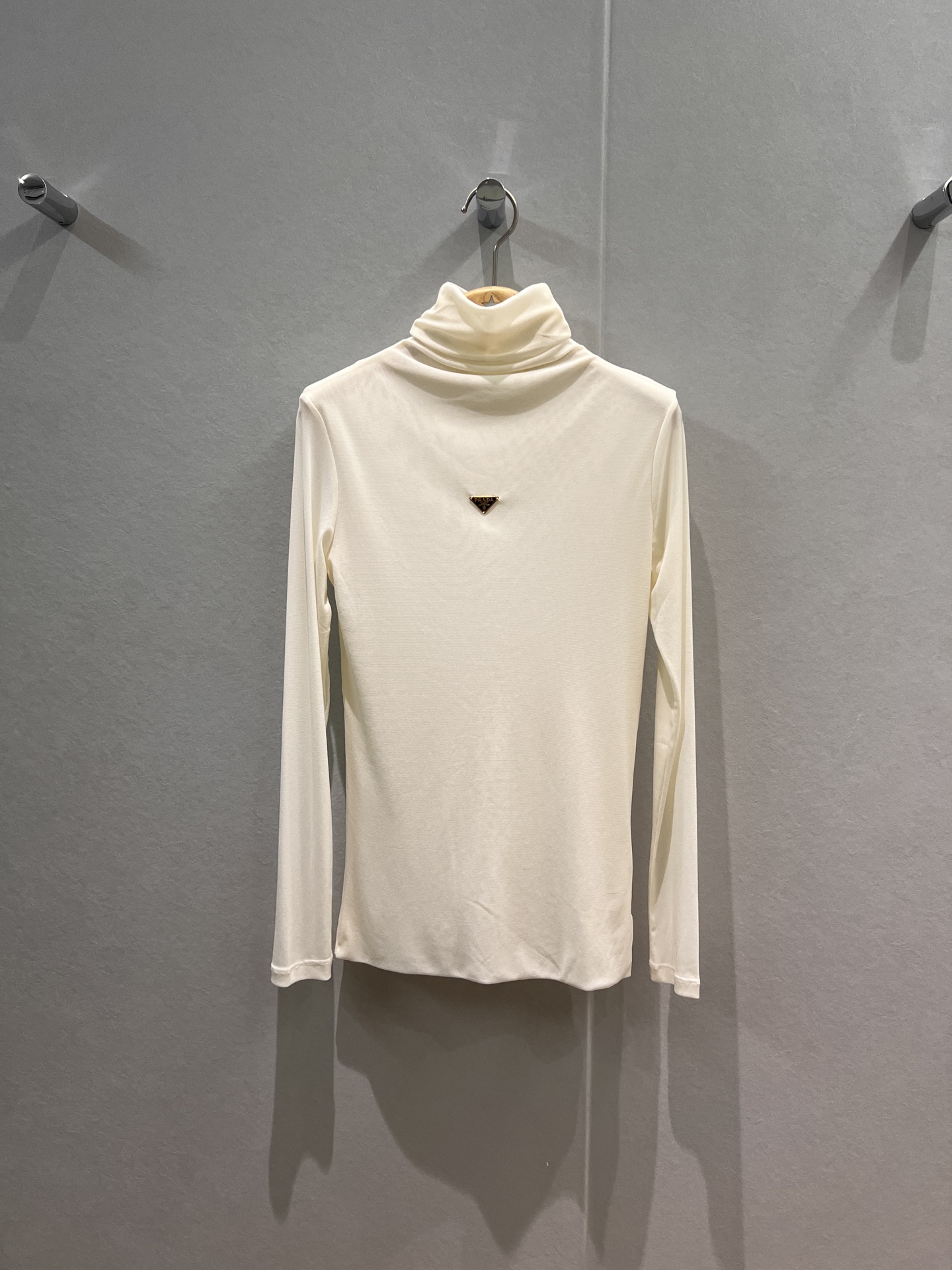 NO:570208,The new triangle logo logo decorated high-neck knitted bottoming shirt top is simple and versatile, close-fitting and comfortable, slimming and slimming, black and white coffee color SML,,alexander wang19860909新款三角徽标logo装饰高领针织打底衫上衣简单百搭 贴身舒适 修身显瘦黑色白色咖色 SML,,alexander wang,Women's clothing