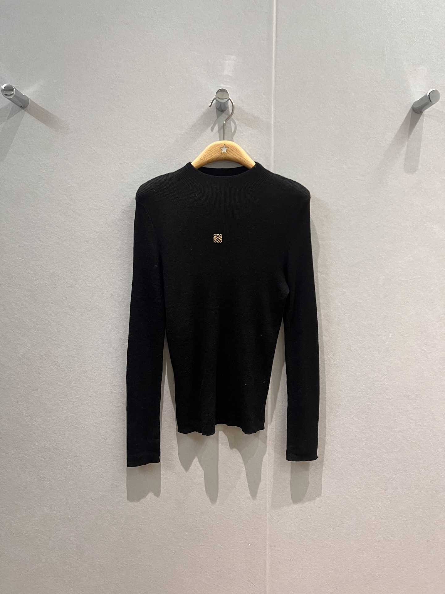 NO:570218,The new loewe logo decorated small stand-up collar knitted bottoming shirt top is simple and versatile, slim and slim, wool blend black white gray SML,,loewe,alexander wang19860909新款loewe徽标装饰小立领针织打底衫上衣简单百搭 修身显瘦 羊毛混纺黑色白色灰色 SML,,loewe,alexander wang,Women's clothing