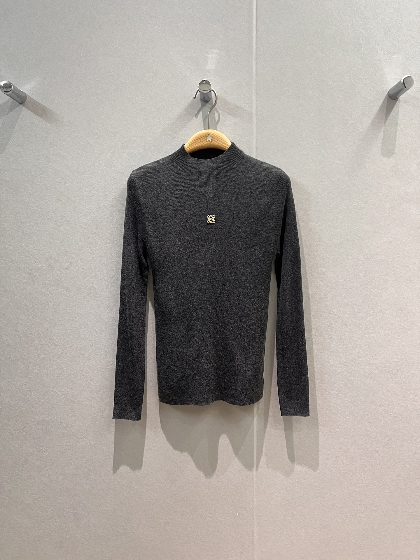 NO:570229,The new loewe logo decorated small stand-up collar knitted bottoming shirt top is simple and versatile, slim and slim, wool blend black white gray SML,,loewe,alexander wang19860909新款loewe徽标装饰小立领针织打底衫上衣简单百搭 修身显瘦 羊毛混纺黑色白色灰色 SML,,loewe,alexander wang,Women's clothing