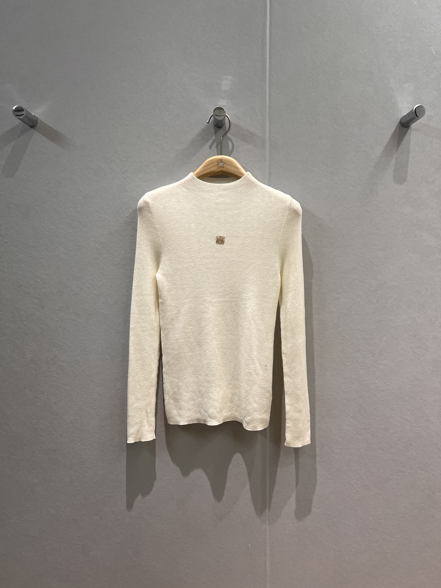 NO:570237,The new loewe logo decorated small stand-up collar knitted bottoming shirt top is simple and versatile, slim and slim, wool blend black white gray SML,,loewe,alexander wang19860909新款loewe徽标装饰小立领针织打底衫上衣简单百搭 修身显瘦 羊毛混纺黑色白色灰色 SML,,loewe,alexander wang,Women's clothing