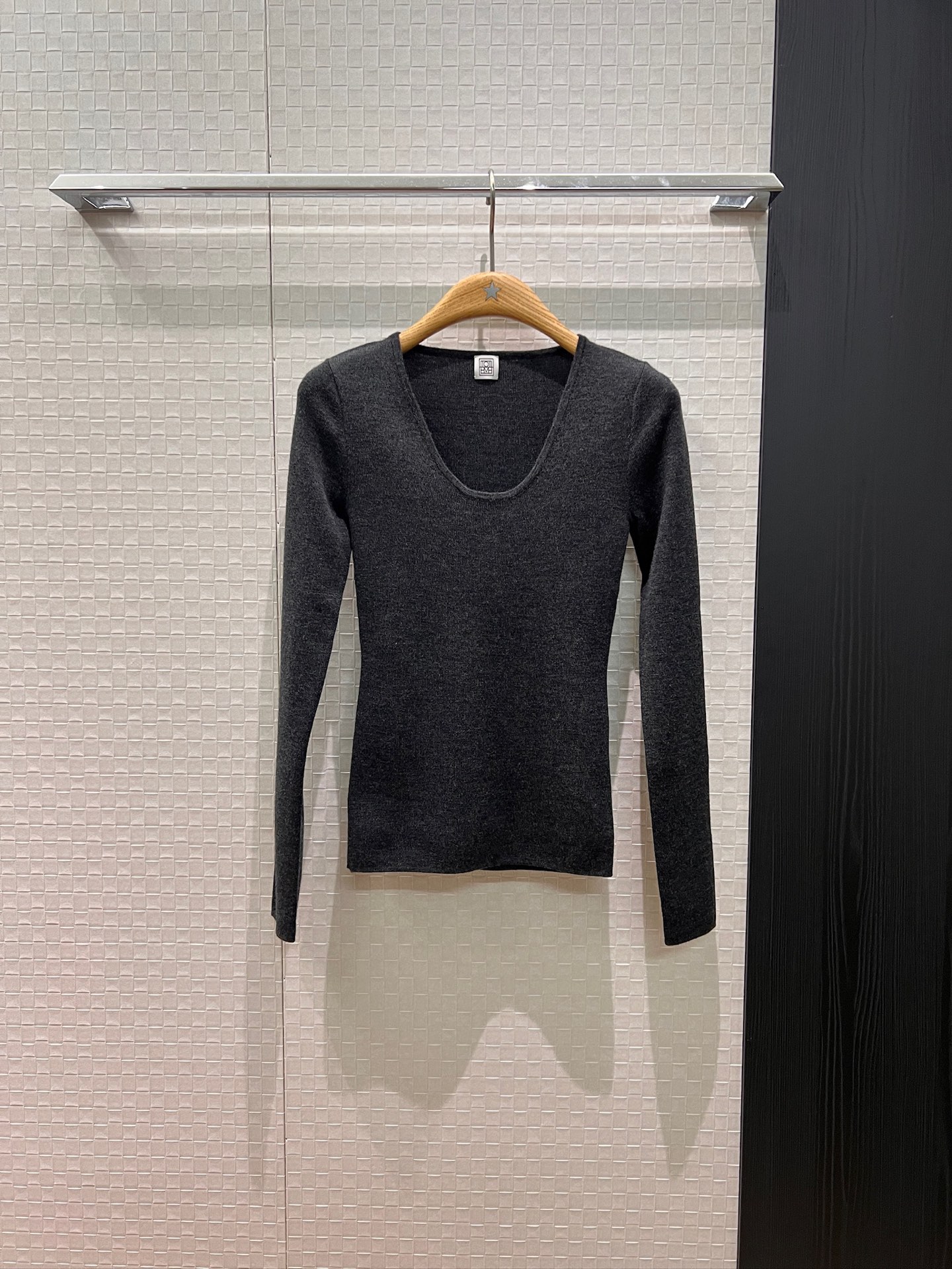 NO:570249,New TOT minimalist U-neck wool sweater bottoming top, dense and slim fit, simple and versatile SML,,alexander wang19860909新款TOT极简U领羊毛针织衫打底上衣密实修身 简约百搭SML,,alexander wang,Women's clothing