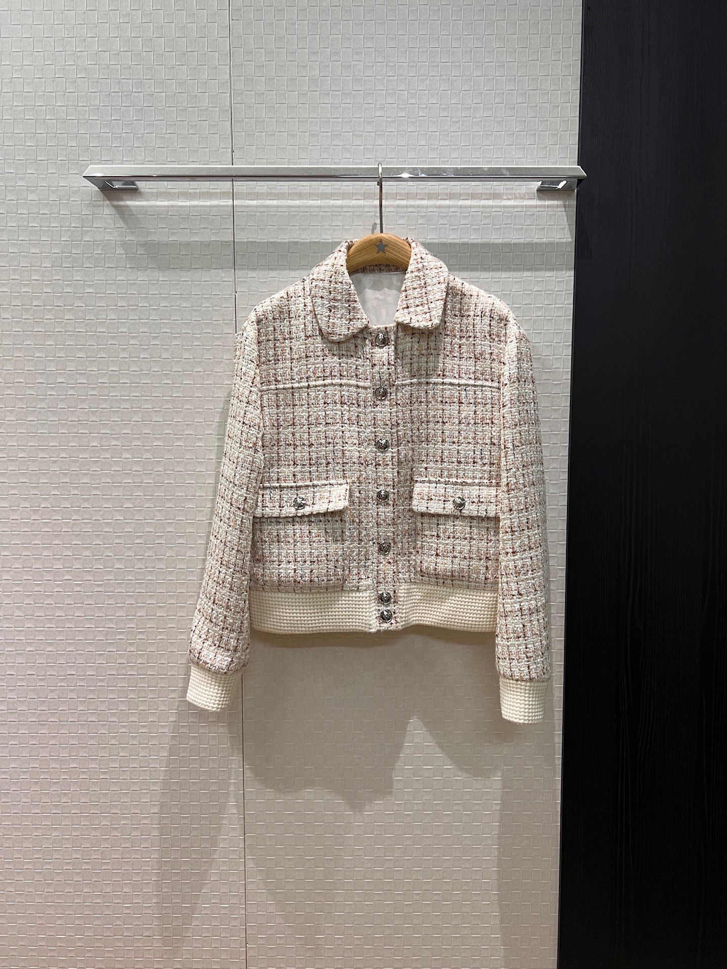 NO:570259,New style lapel-breasted wool tweed jacket. Cuffs hem spliced ​​with wool knitted camellia lining. Open-molded buttons SML,,jackets & coats,jackets & coats,alexander wang19860909新款翻领排扣羊毛粗花呢夹克外套 袖口下摆拼接毛线针织山茶花内衬 开模扣子SML,,jackets & coats,jackets & coats,alexander wang,Women's clothing