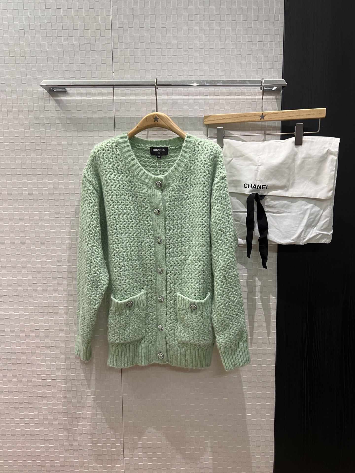 NO:570269,New 25k show style mint green thick stick knitted wool coat cardigan, lazy mid-length, open molded double C pearl buckle, pockets on both sides, versatile, casual and age-reducing, delivery storage bag cloth bag SML,,jackets & coats,alexander wang19860909新款25k 秀款 薄荷绿粗棒针织羊毛外套开衫 慵懒中长款 开模双c珍珠扣 两侧口袋气质百搭 休闲减龄 配送收纳袋布包 SML,,jackets & coats,alexander wang,Women's clothing